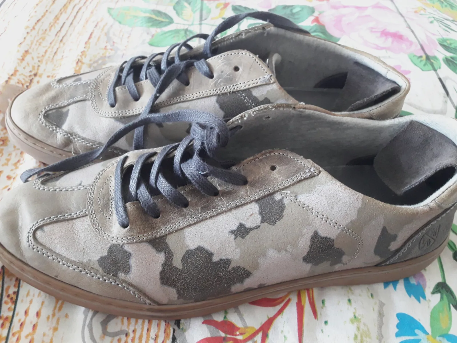 Basket neuve dessus cuir TEXTO