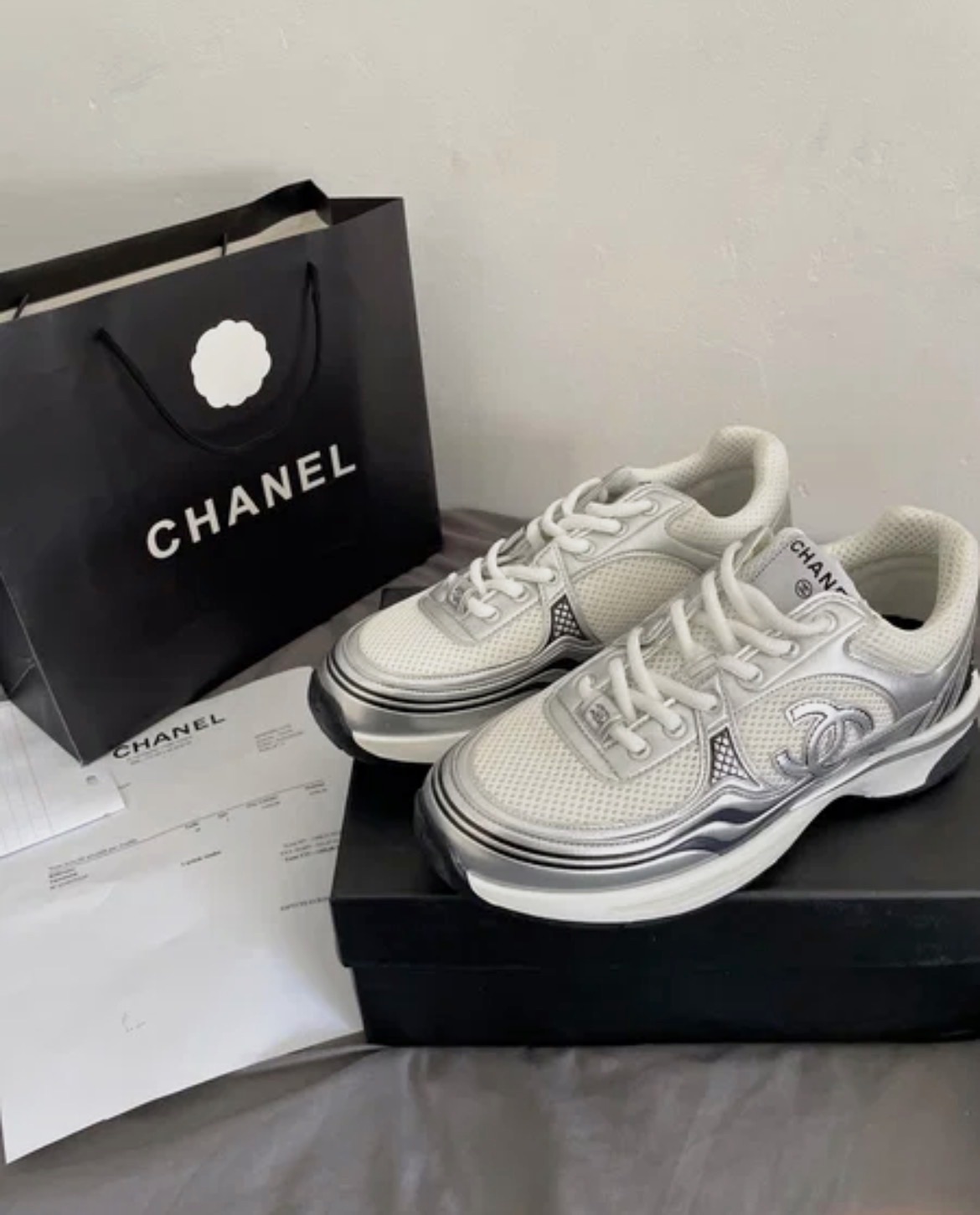 Baskets Chanel en mesh et cuir argenté – Chanel – taille EU 39 5