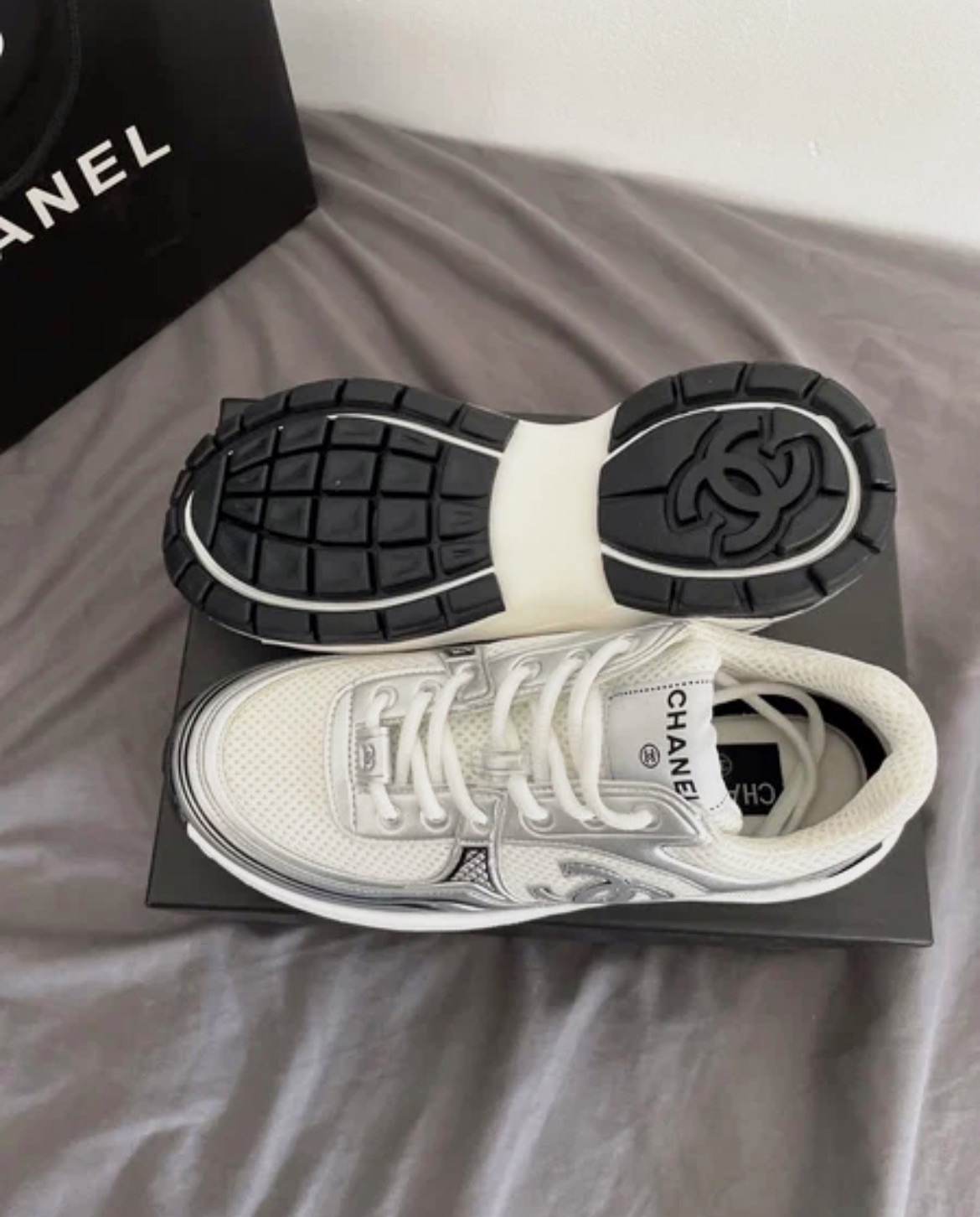 Baskets Chanel en mesh et cuir argenté – Chanel – taille EU 39 3