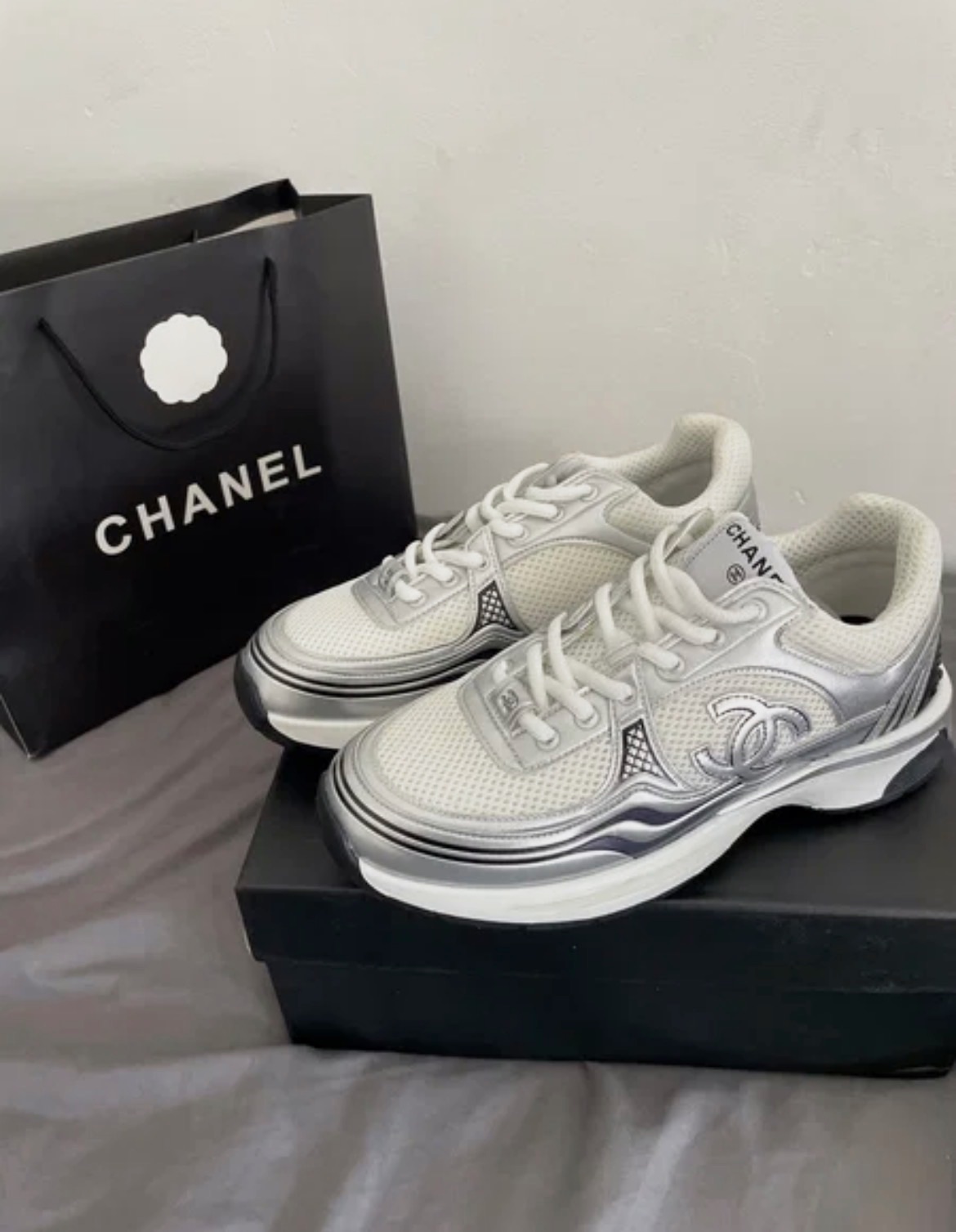 Baskets Chanel en mesh et cuir argenté – Chanel – taille EU 39 4