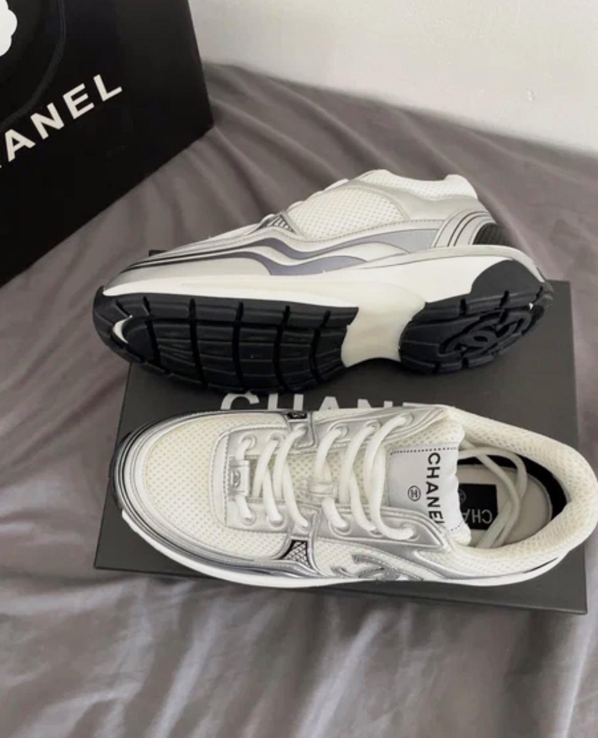 Baskets Chanel en mesh et cuir argenté – Chanel – taille EU 39 2