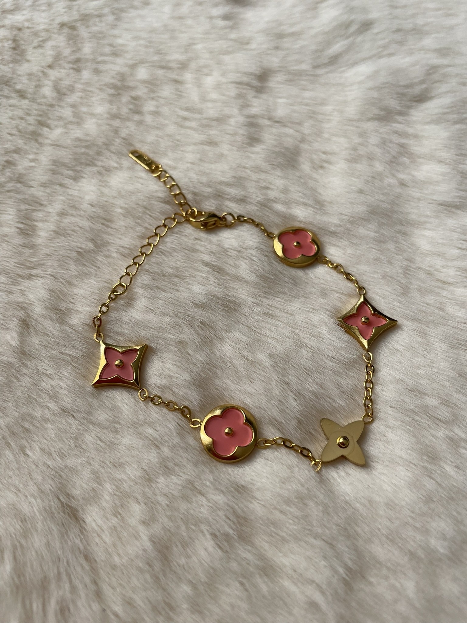 Bracelet chaîne dorée fleurs roses