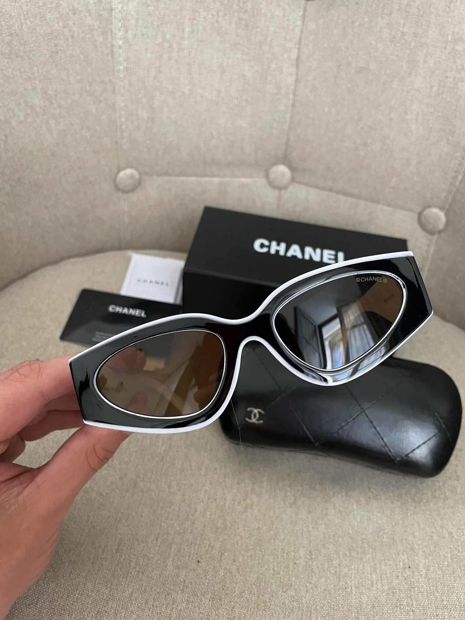 Lunettes de soleil Chanel noir blanc