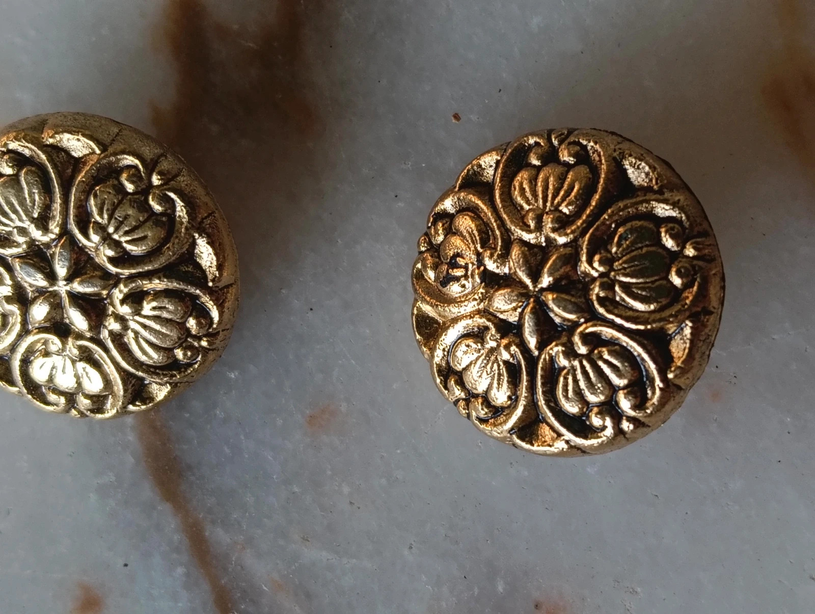 Three vintage buttons gold tone – Vintage Love 2