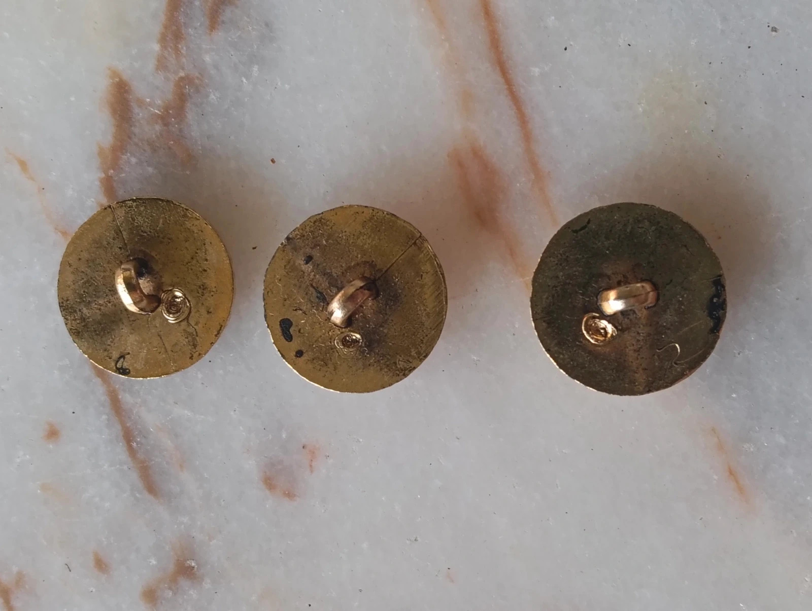 Three vintage buttons gold tone – Vintage Love 3