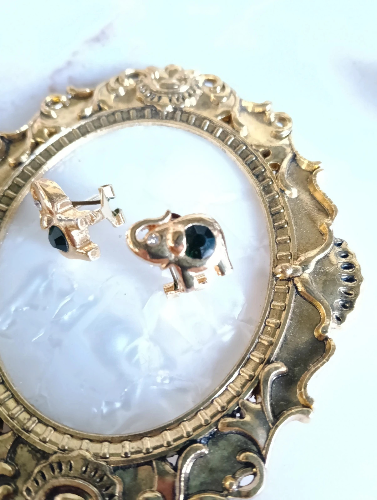Vintage gold plated Elephant clip on earrings with emerald green rhinestone – Vintage Chic 3