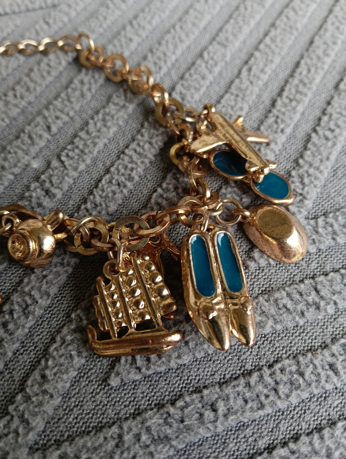 Vintage gold tone travel multi charm bracelet – Vintage Chic 3