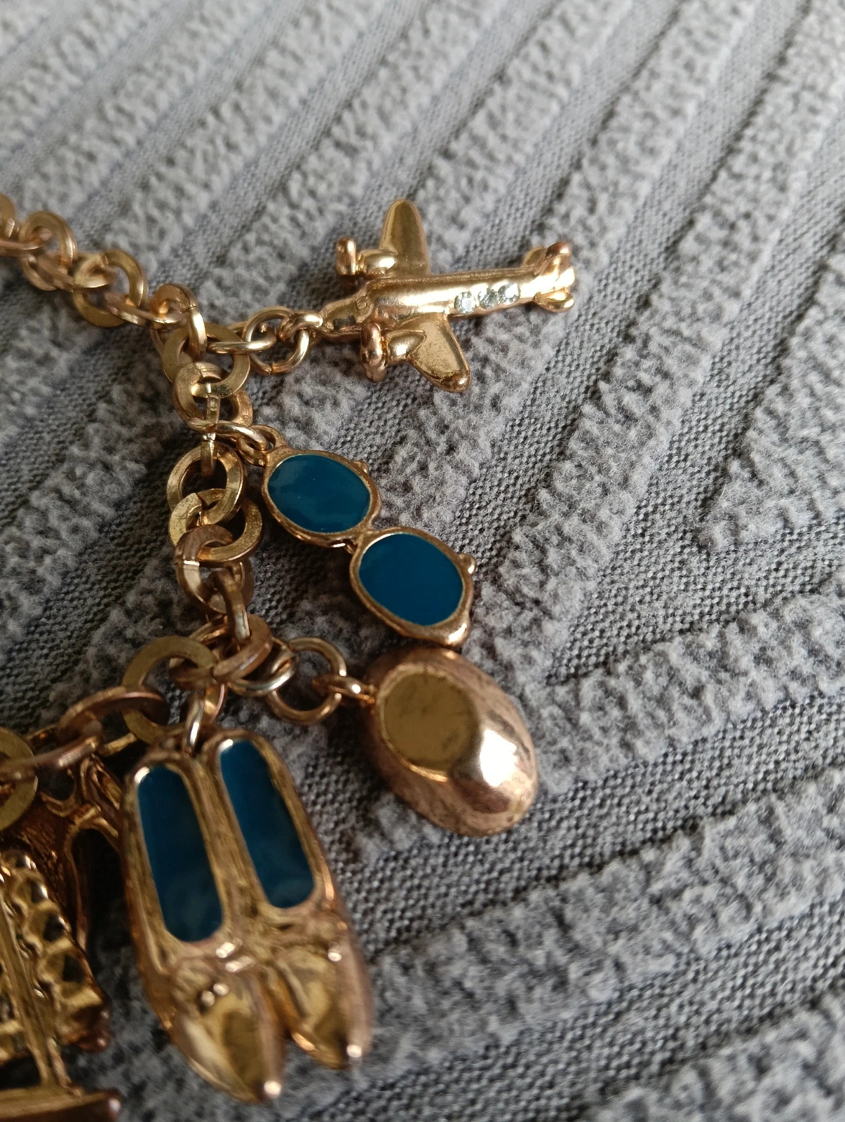 Vintage gold tone travel multi charm bracelet – Vintage Chic 4