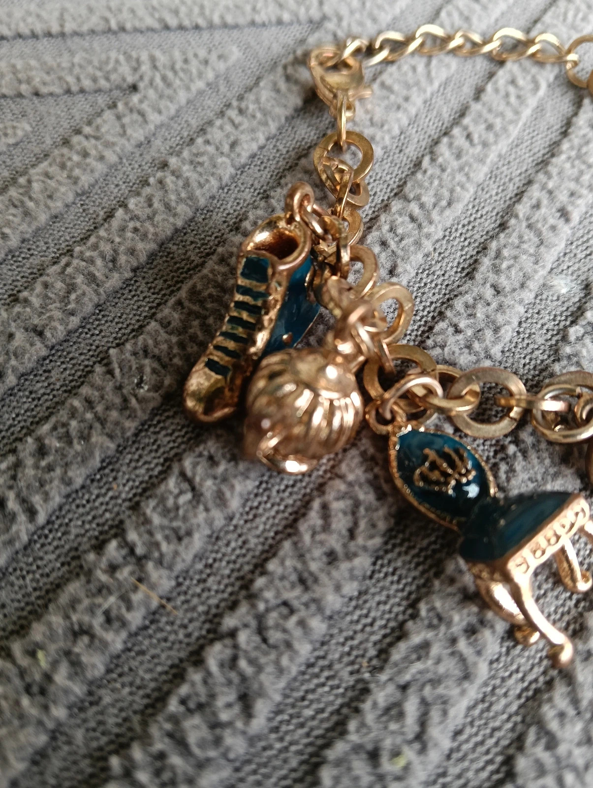 Vintage gold tone travel multi charm bracelet – Vintage Chic 5