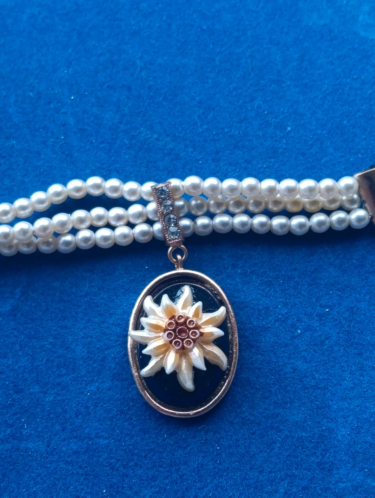 Vintage victorian Velvet and Pearl choker with Edelweiss floral cameo pendant – Vintage Chic 2