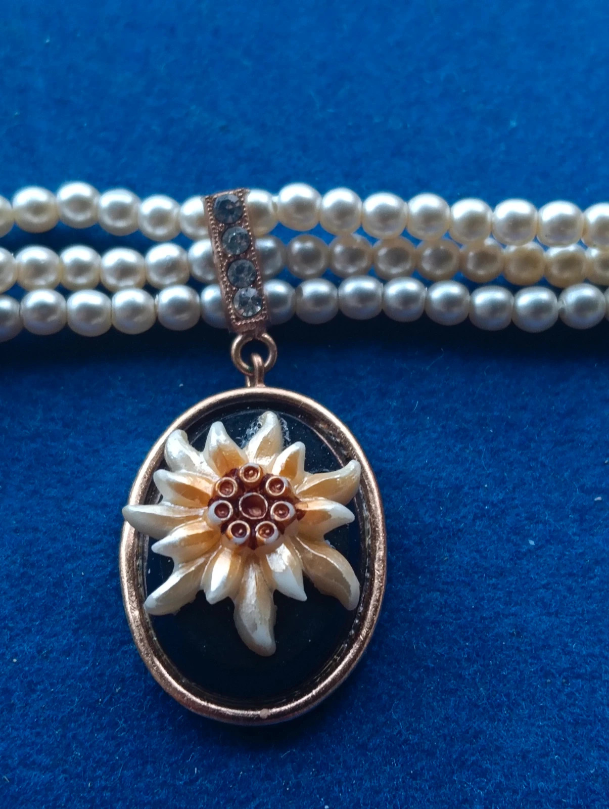 Vintage victorian Velvet and Pearl choker with Edelweiss floral cameo pendant – Vintage Chic 3