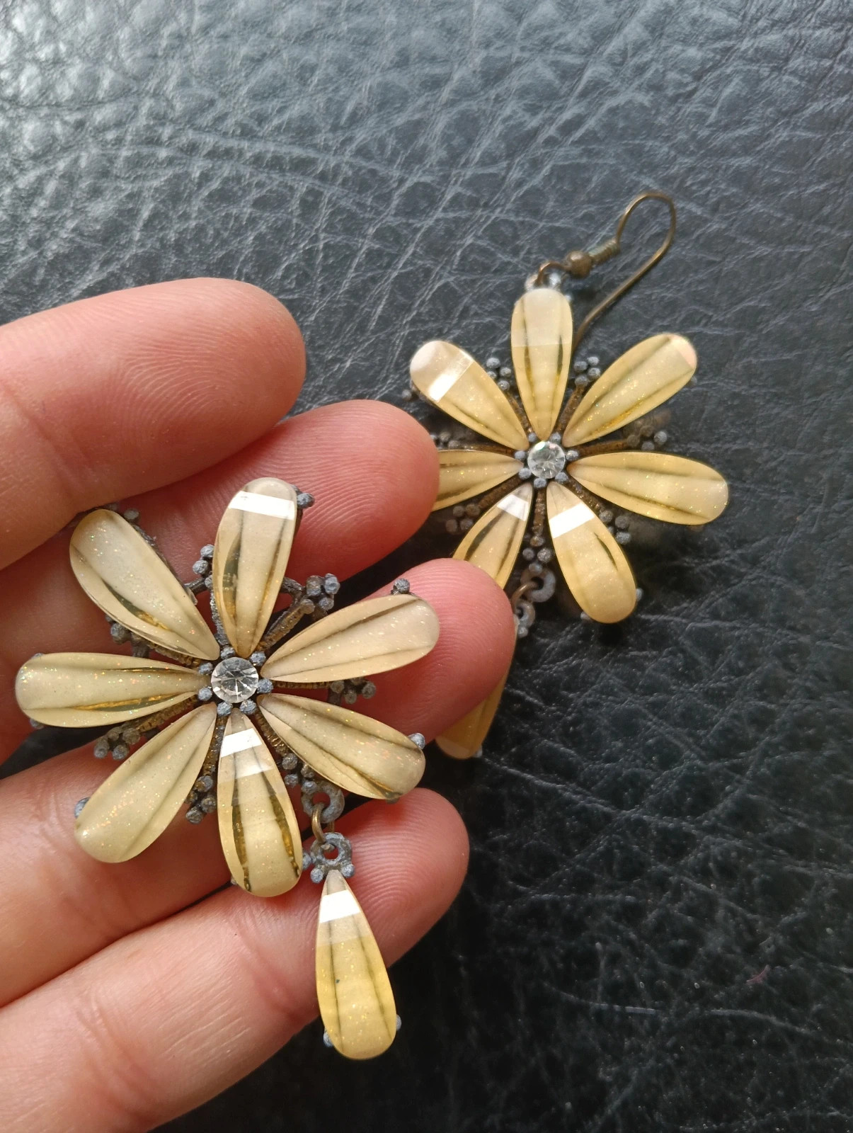Vintage boho chic daisy drop earrings