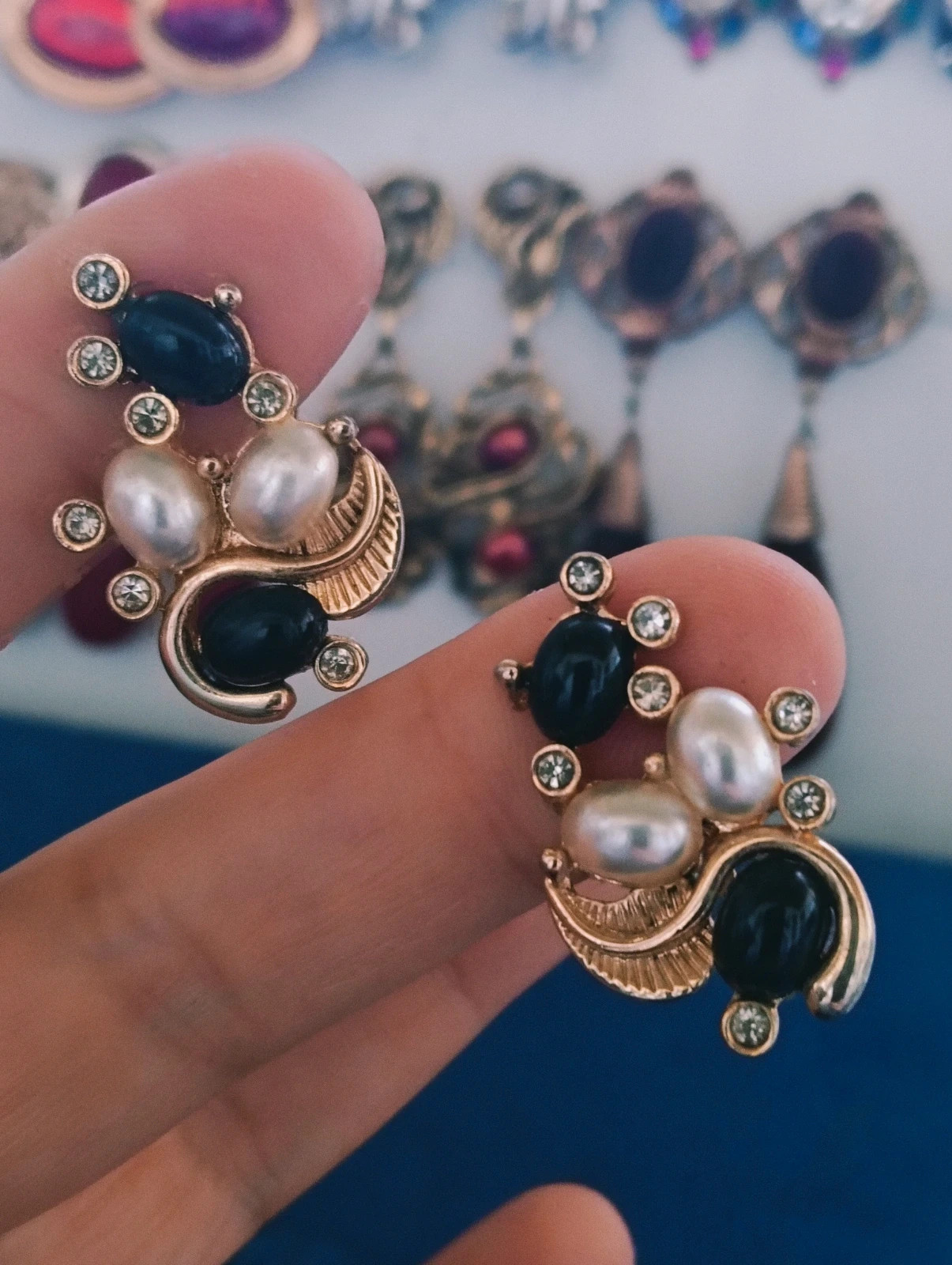 Vintage earrings faux pearl and black cabochon