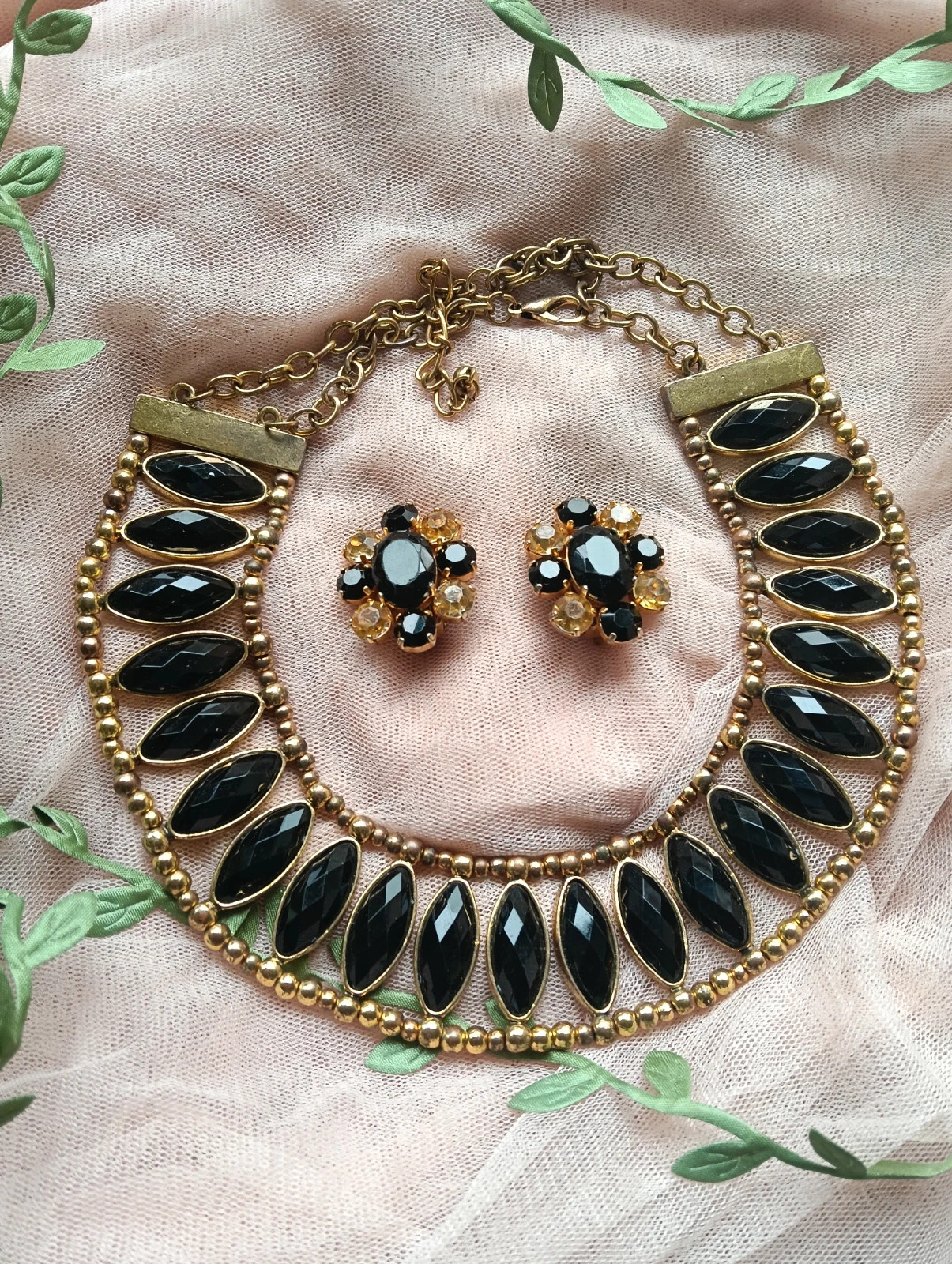 Stunning Vintage set: brass choker neklace & clip on earrings