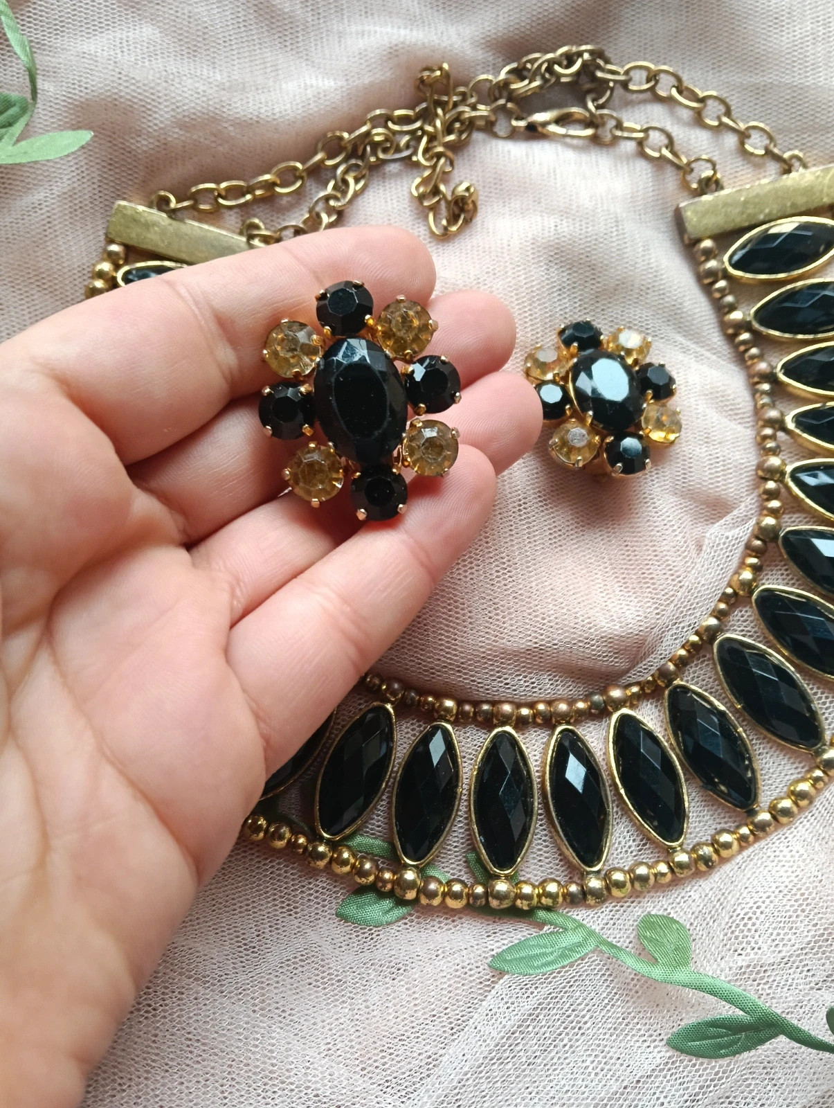 Stunning Vintage set: brass choker neklace & clip on earrings – Vintage 3