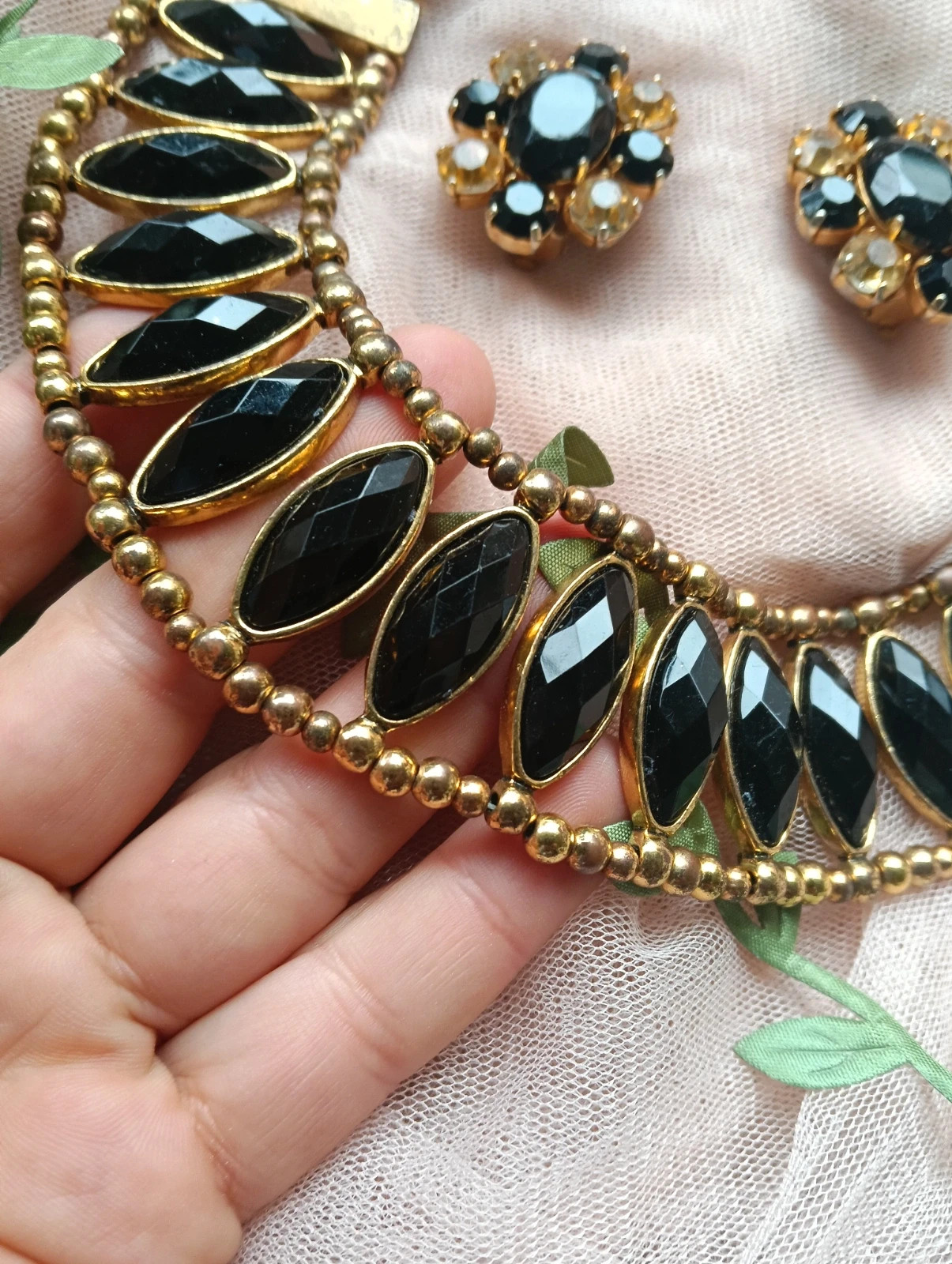 Stunning Vintage set: brass choker neklace & clip on earrings – Vintage 4