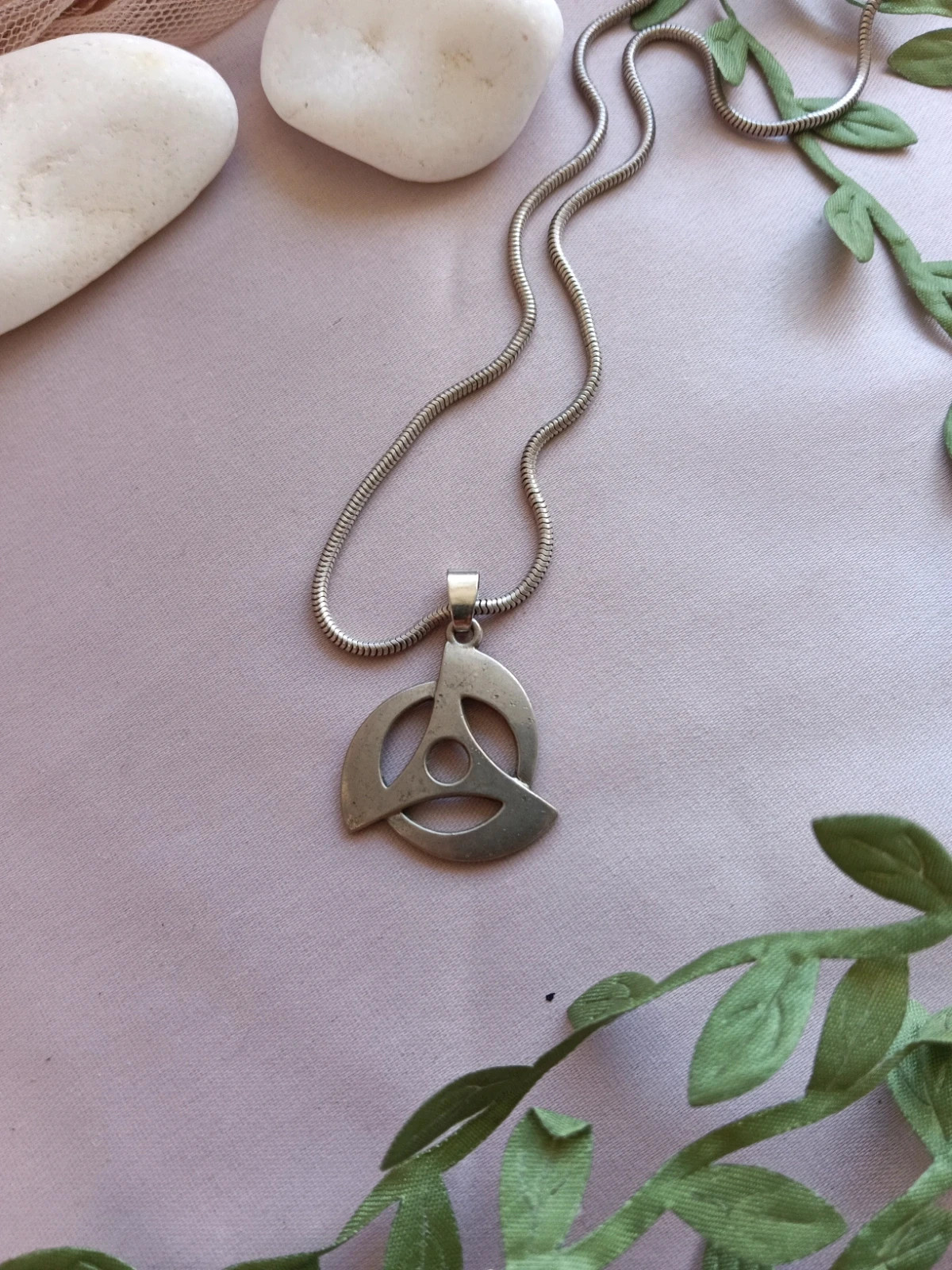 Vintage sterling silver geometric triskelion pendant with snake chain – Plata de Ley 4