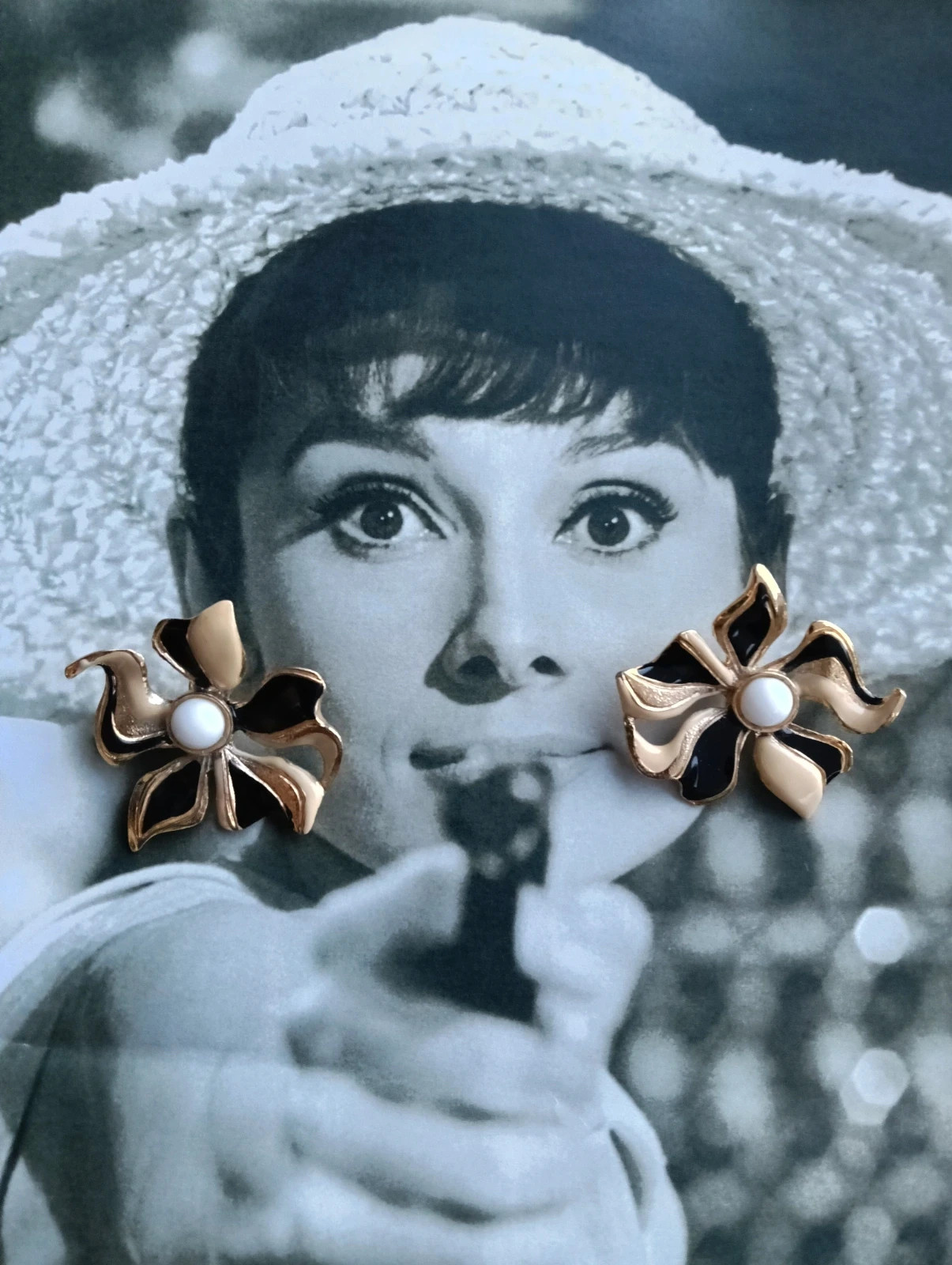 1980s Hollywood regency earrings – Top Vintage 2