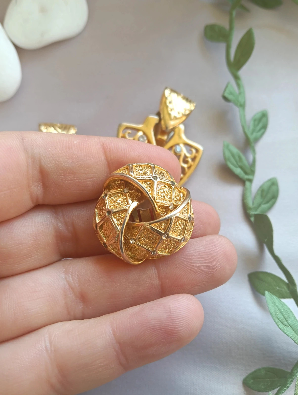 Two pairs earrings 80s gold tone statement clip-on – Vintage Love 2