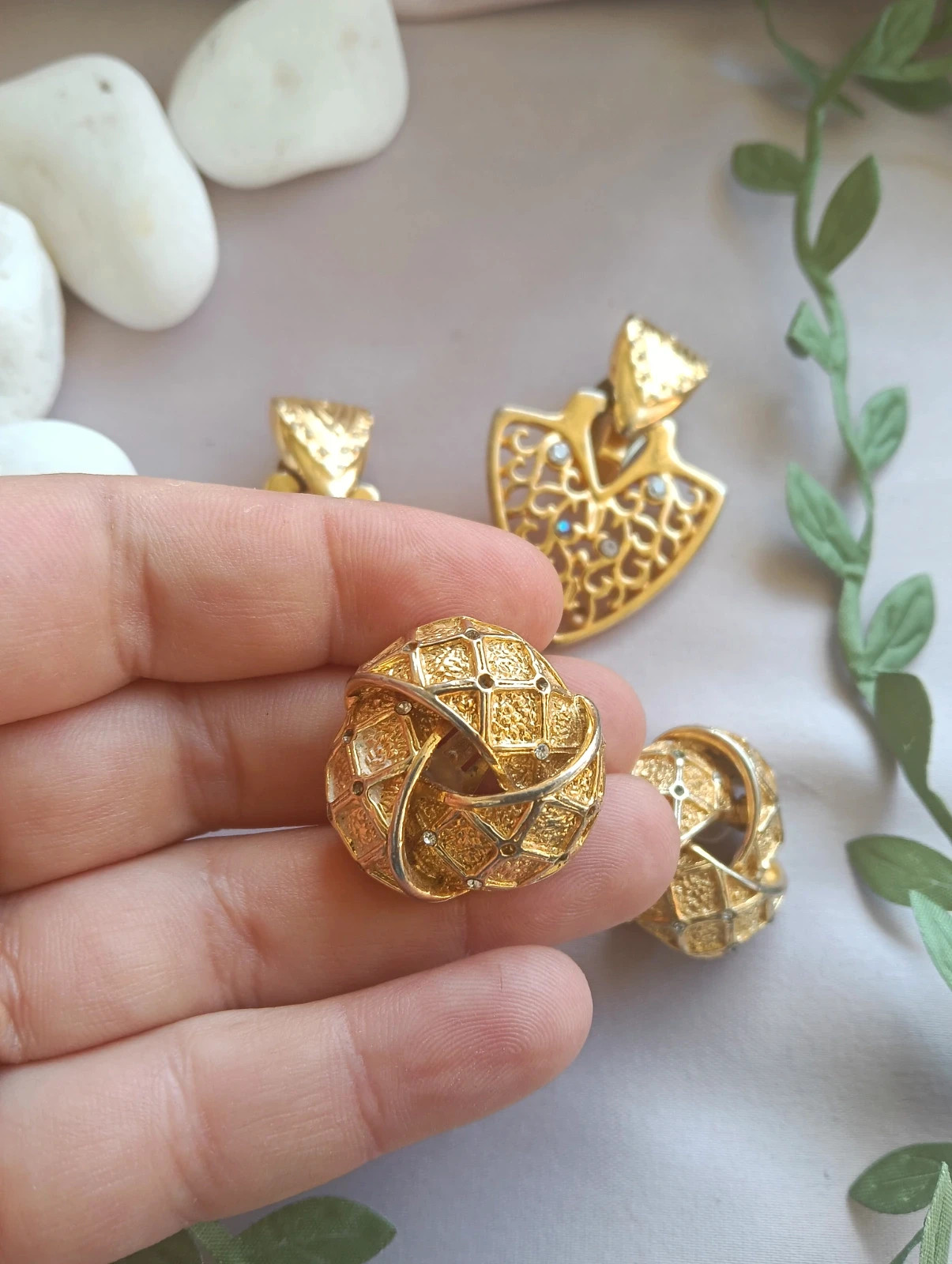 Two pairs earrings 80s gold tone statement clip-on – Vintage Love 3
