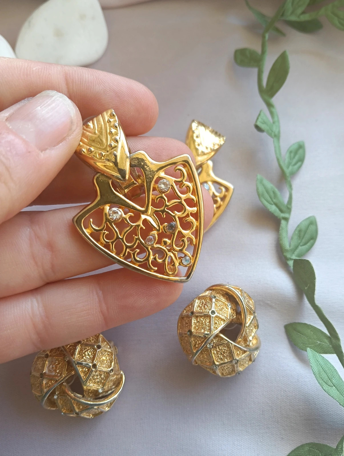 Two pairs earrings 80s gold tone statement clip-on – Vintage Love 4