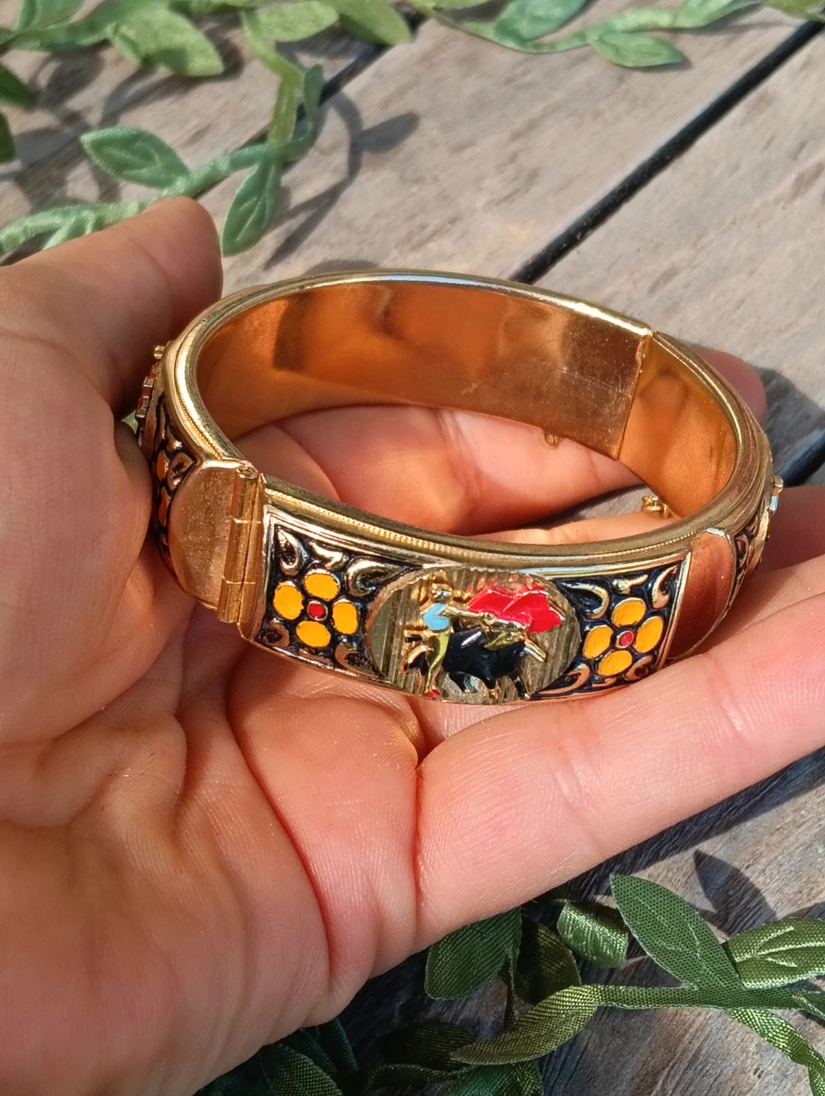 Gold tone hinged bracelet Toledo damascen – Vintage Boutique 2