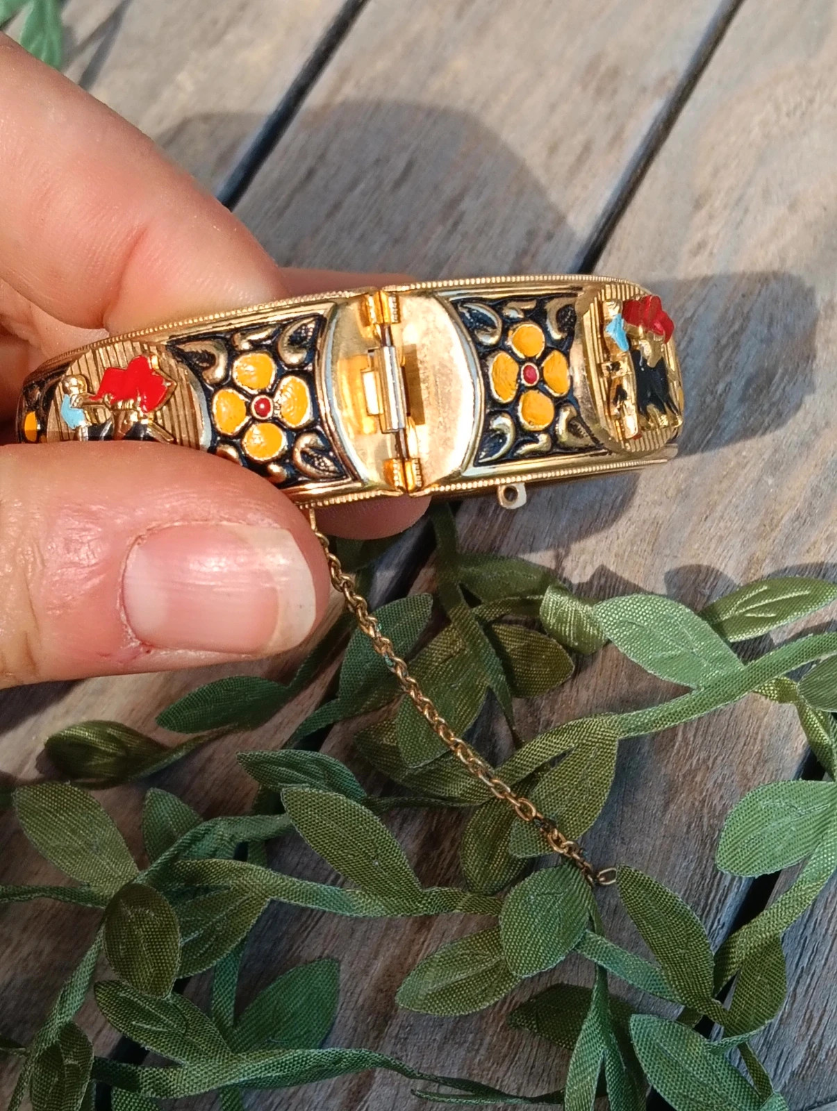 Gold tone hinged bracelet Toledo damascen – Vintage Boutique 3