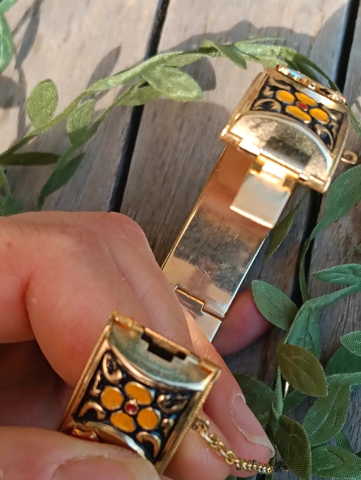 Gold tone hinged bracelet Toledo damascen – Vintage Boutique 4