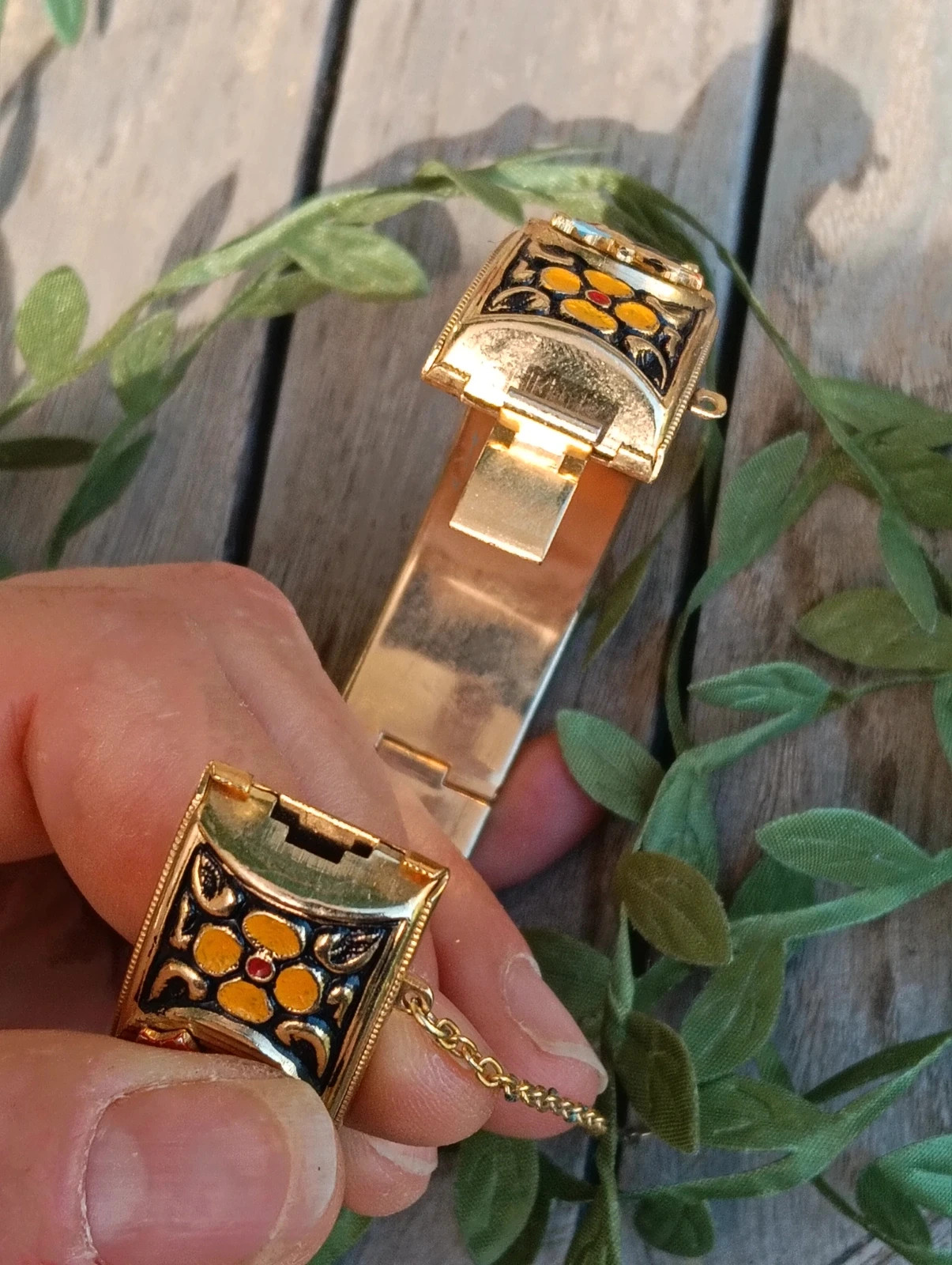 Gold tone hinged bracelet Toledo damascen – Vintage Boutique 5