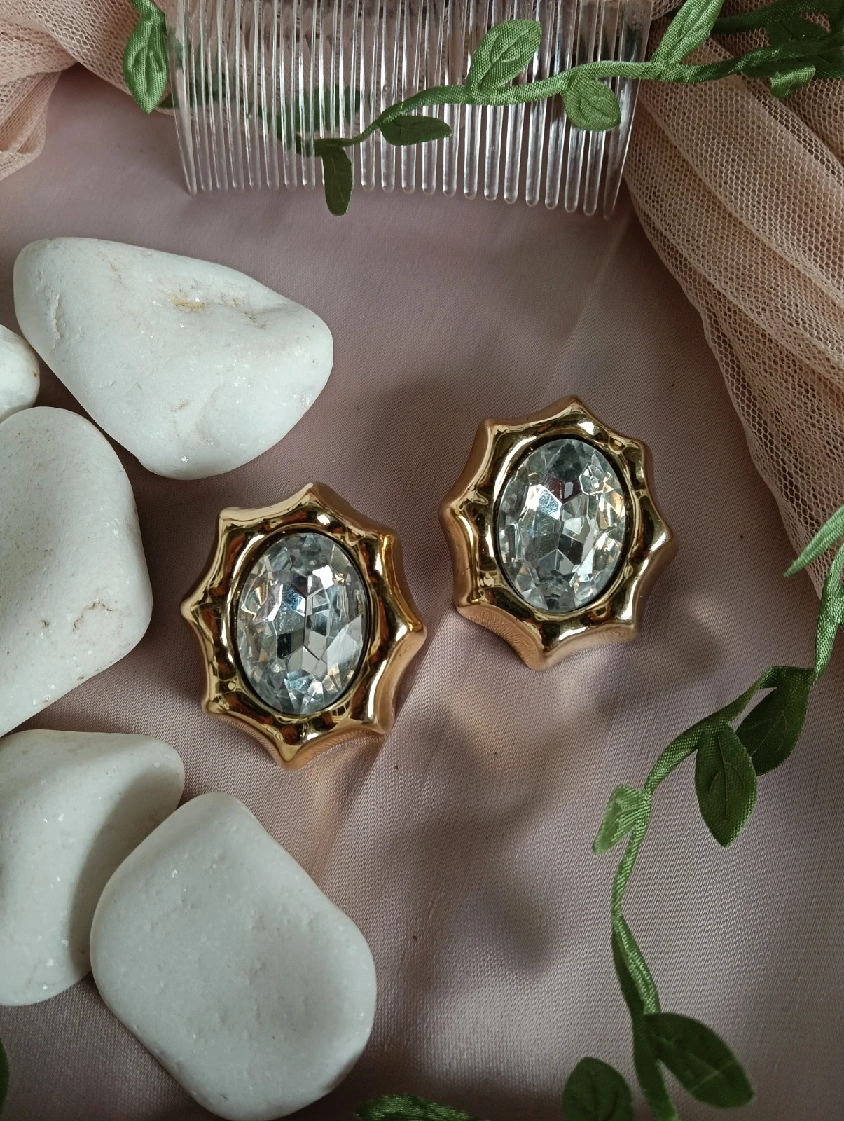 Vintage 80s Oversized gold tone starburst clip on earrings with large facceted crystal – Vintage Chic 2