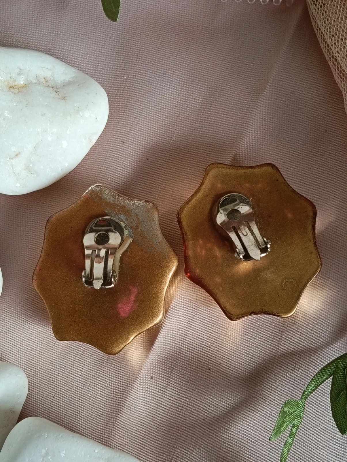 Vintage 80s Oversized gold tone starburst clip on earrings with large facceted crystal – Vintage Chic 3