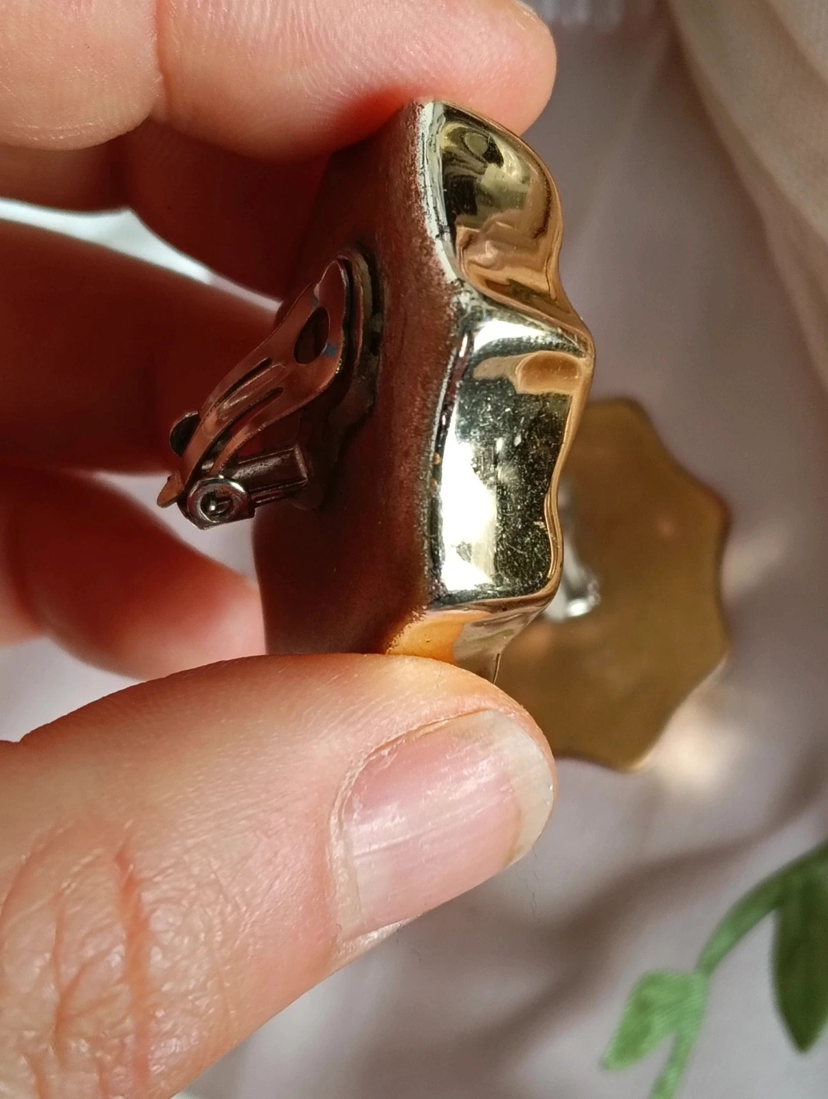 Vintage 80s Oversized gold tone starburst clip on earrings with large facceted crystal – Vintage Chic 4