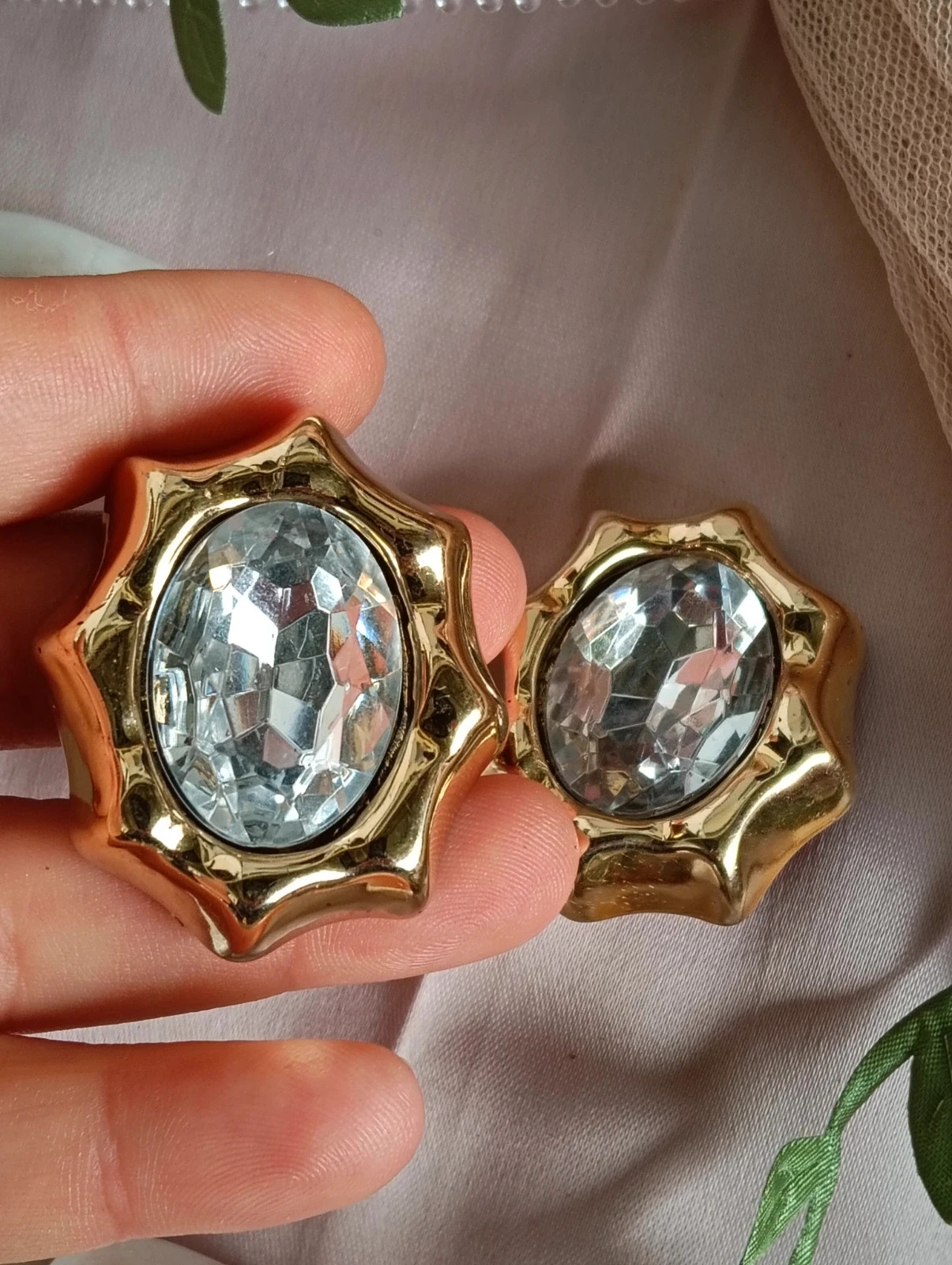 Vintage 80s Oversized gold tone starburst clip on earrings with large facceted crystal – Vintage Chic 5