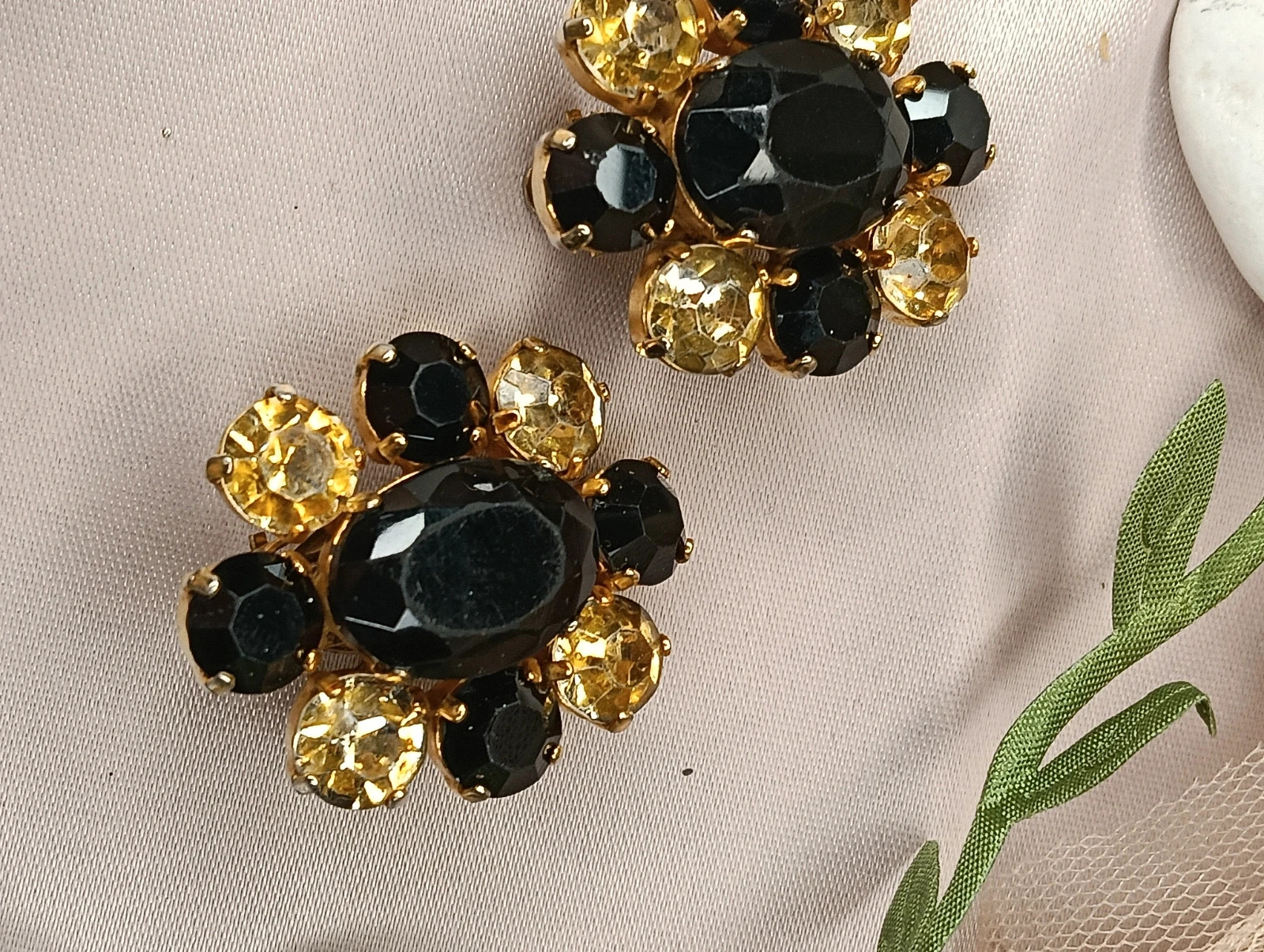 Stunning mid century black&amber cluster clip-on earrings – Top Vintage 3