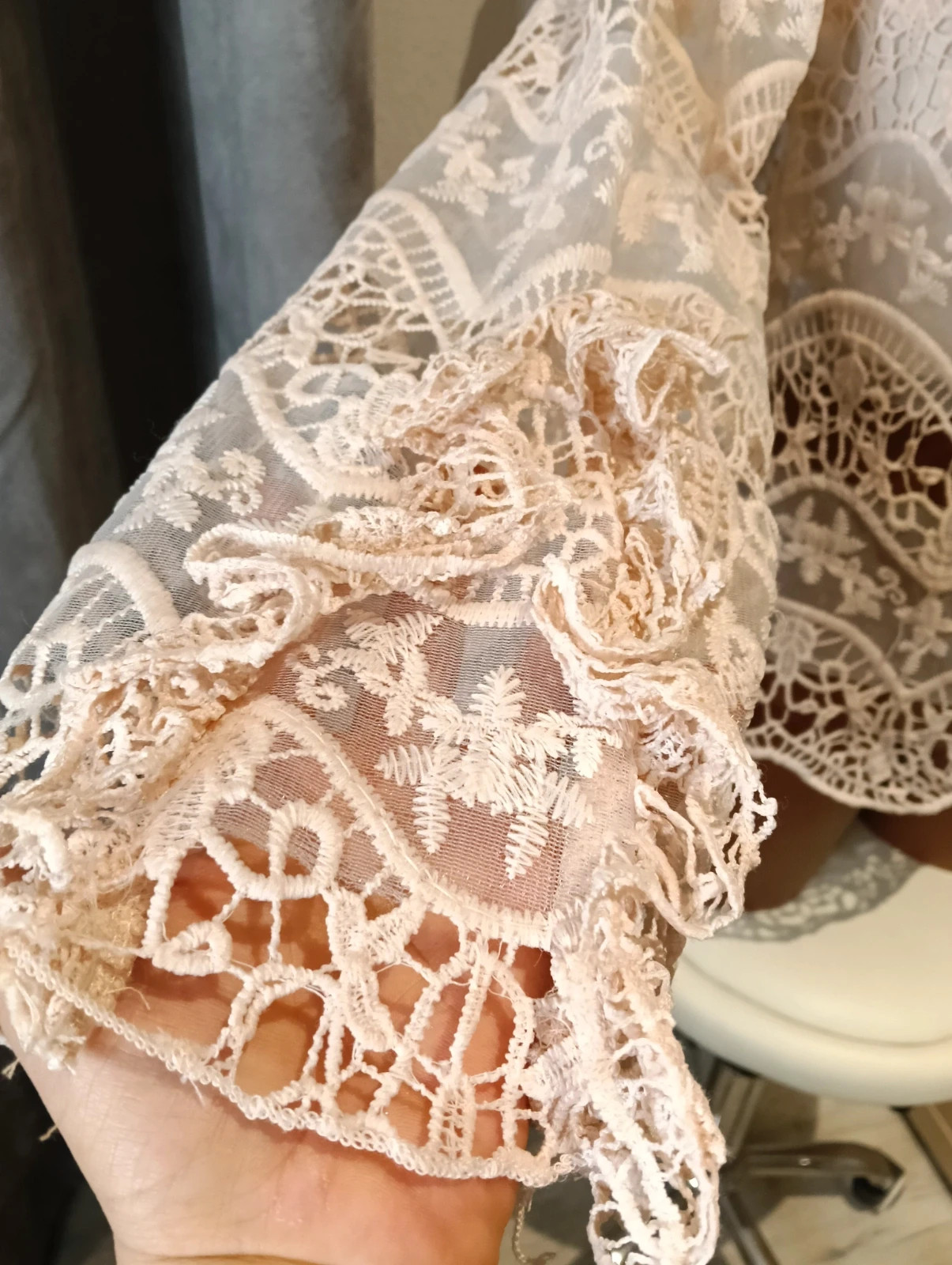 Vintage boho Pink guipure lace blouse with tiered bell slevees – Vintage Dressing – taille L / 40 / 12 4