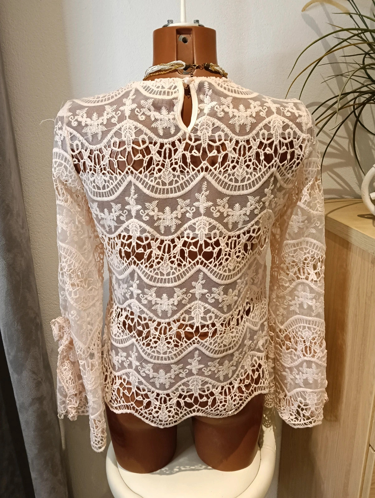Vintage boho Pink guipure lace blouse with tiered bell slevees – Vintage Dressing – taille L / 40 / 12 5