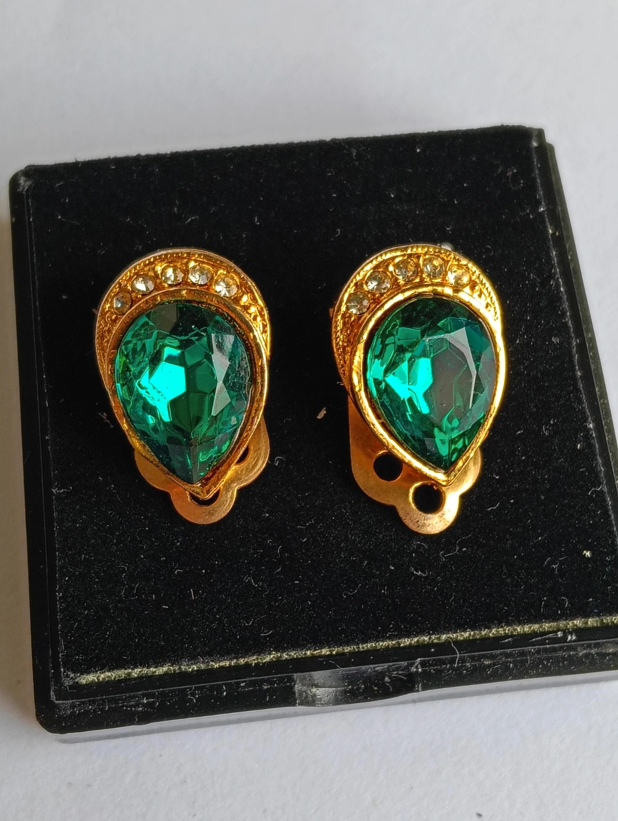 Vintage earrings Gold plated clip emerald crystal – Vintage Boutique 2