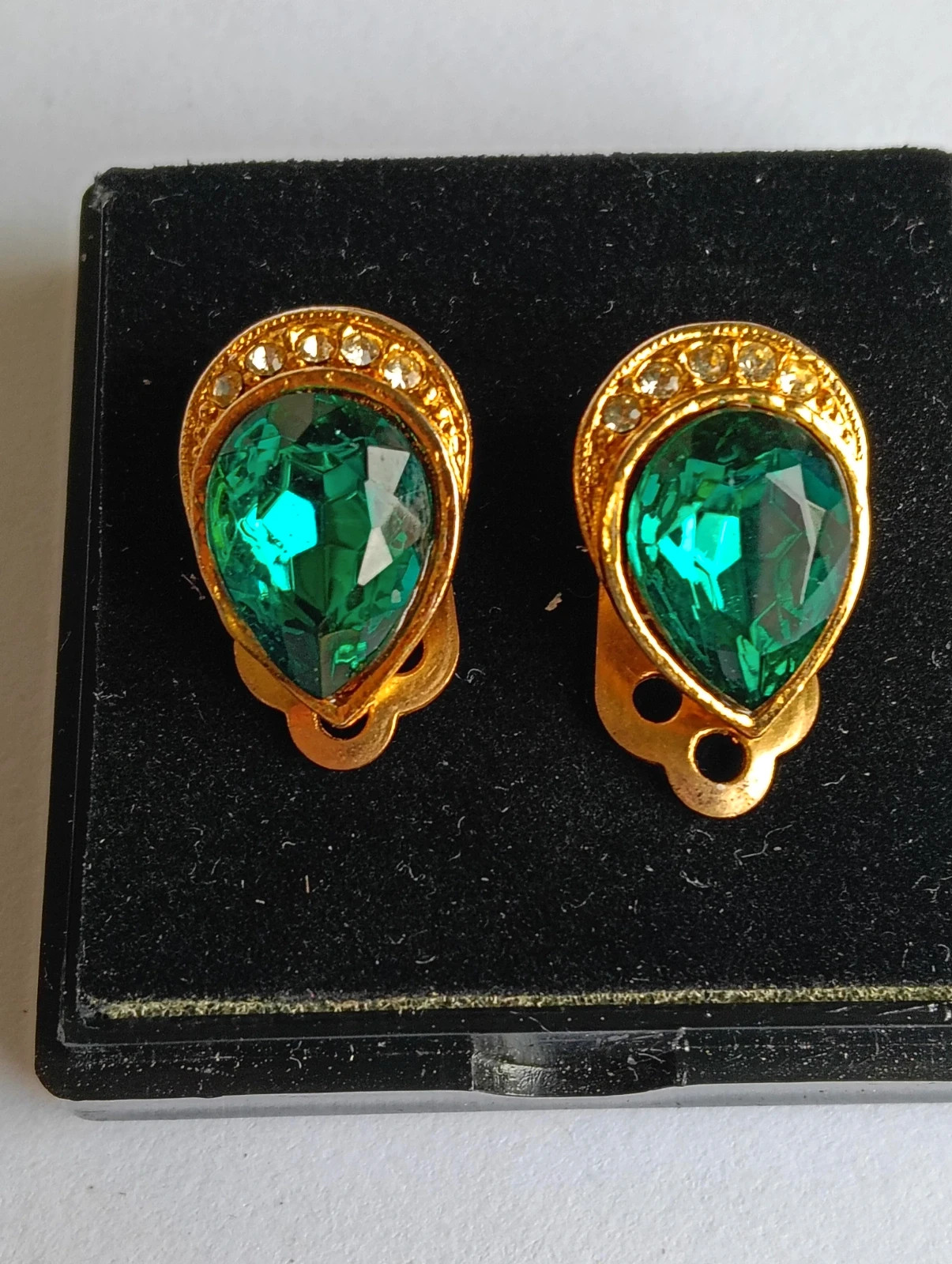 Vintage earrings Gold plated clip emerald crystal – Vintage Boutique 3