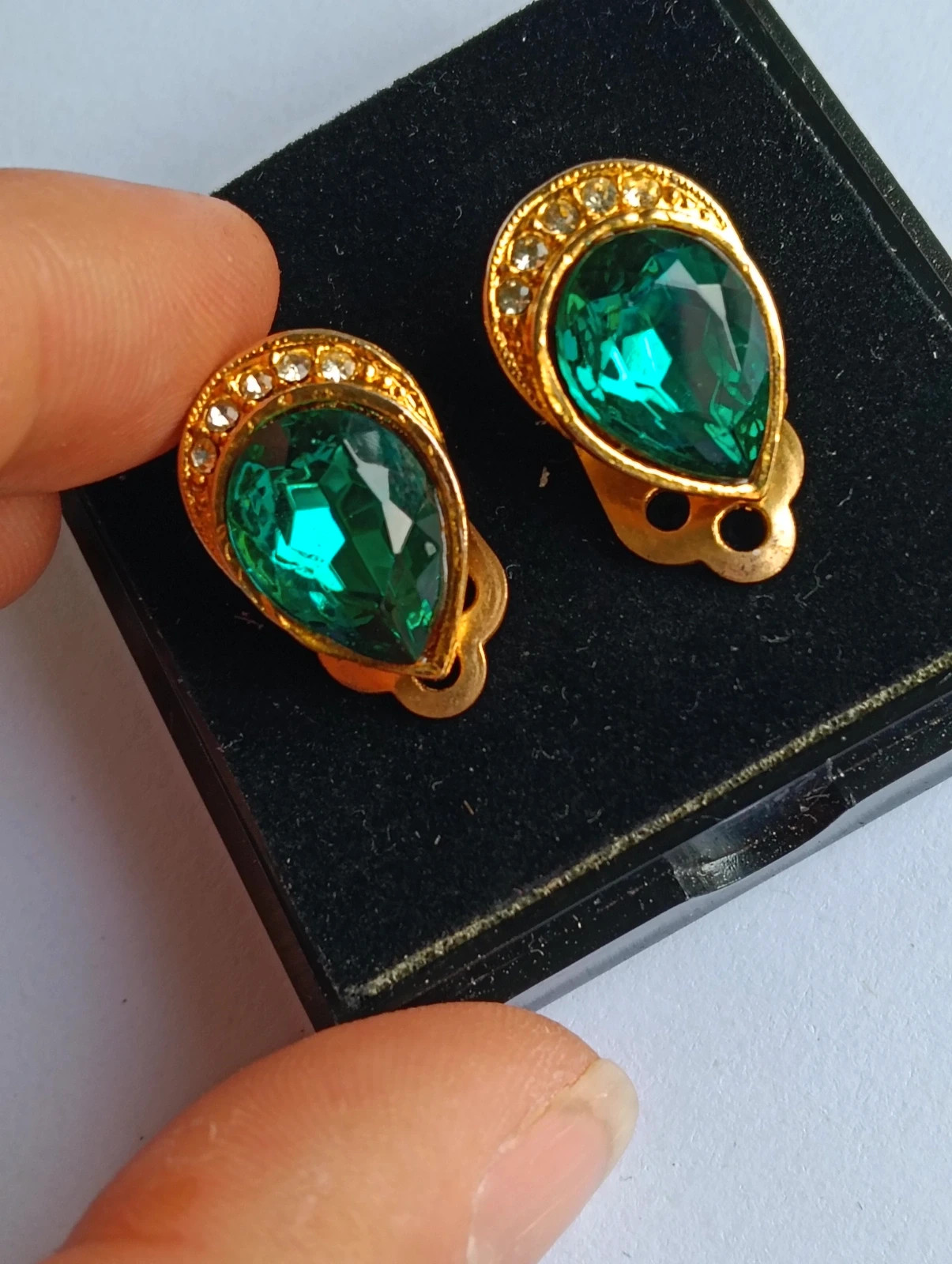 Vintage earrings Gold plated clip emerald crystal – Vintage Boutique 4