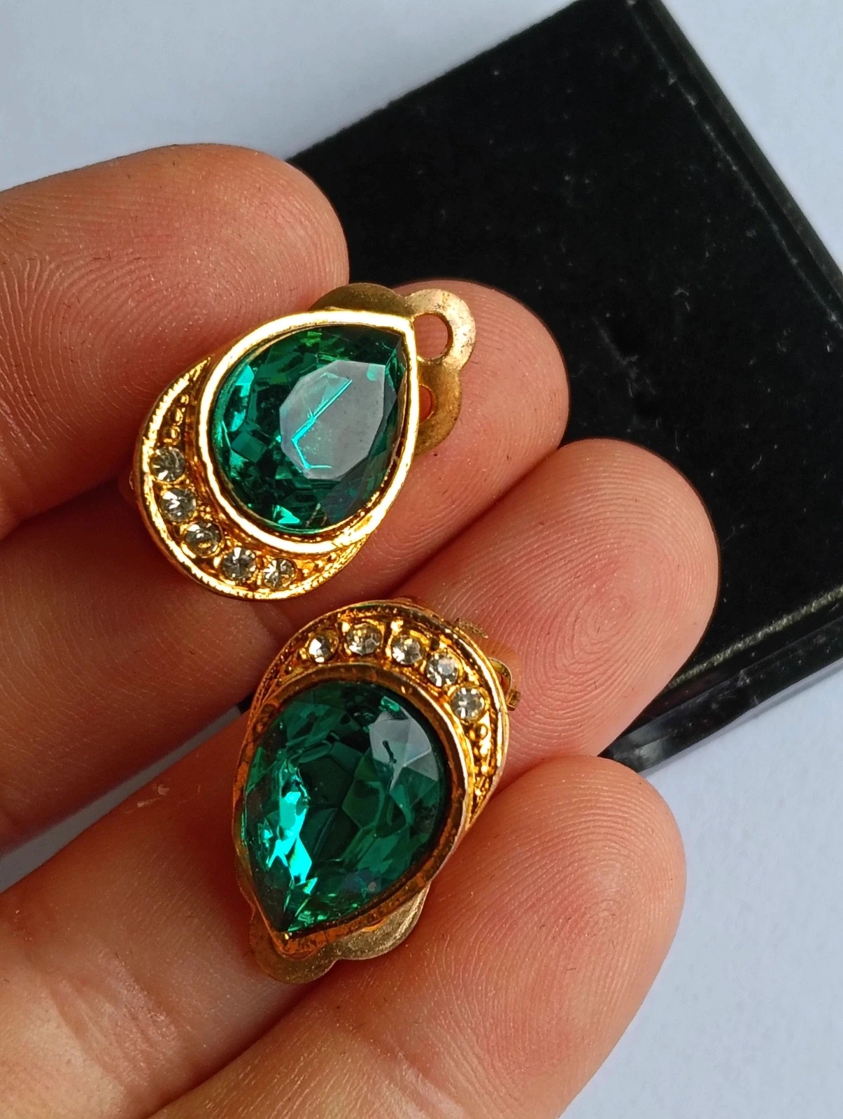 Vintage earrings Gold plated clip emerald crystal – Vintage Boutique 5