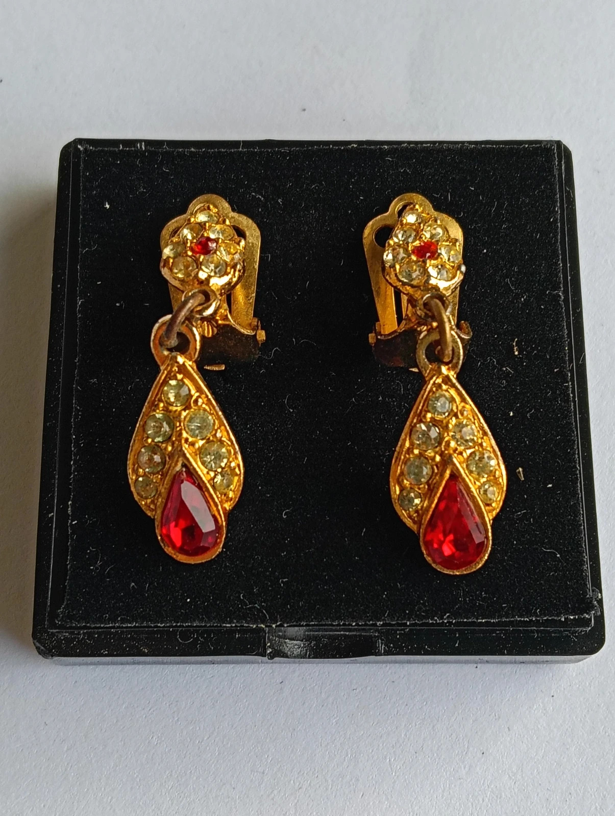 Hollywood regency earrings Boucles d'oreilles Pendientes antiguos con piedras rojas