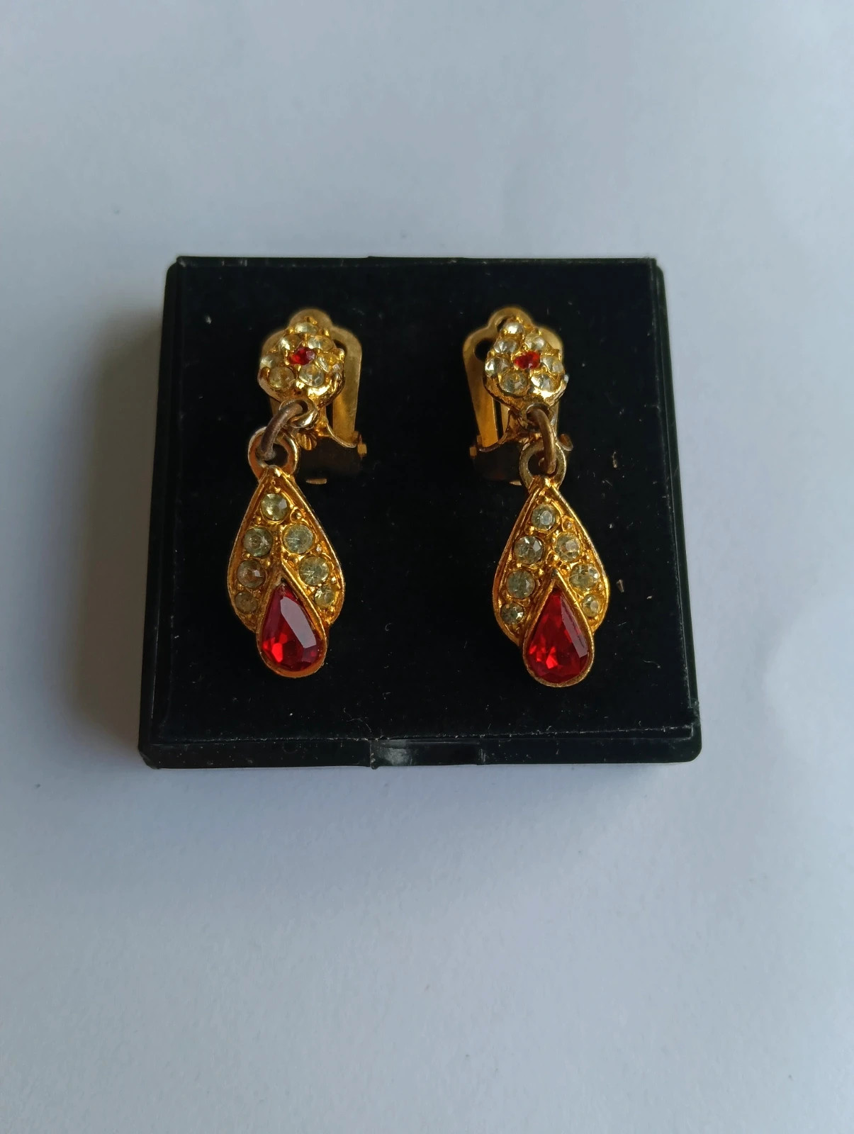 Hollywood regency earrings Boucles d'oreilles Pendientes antiguos con piedras rojas – Vintage De Luxe 2