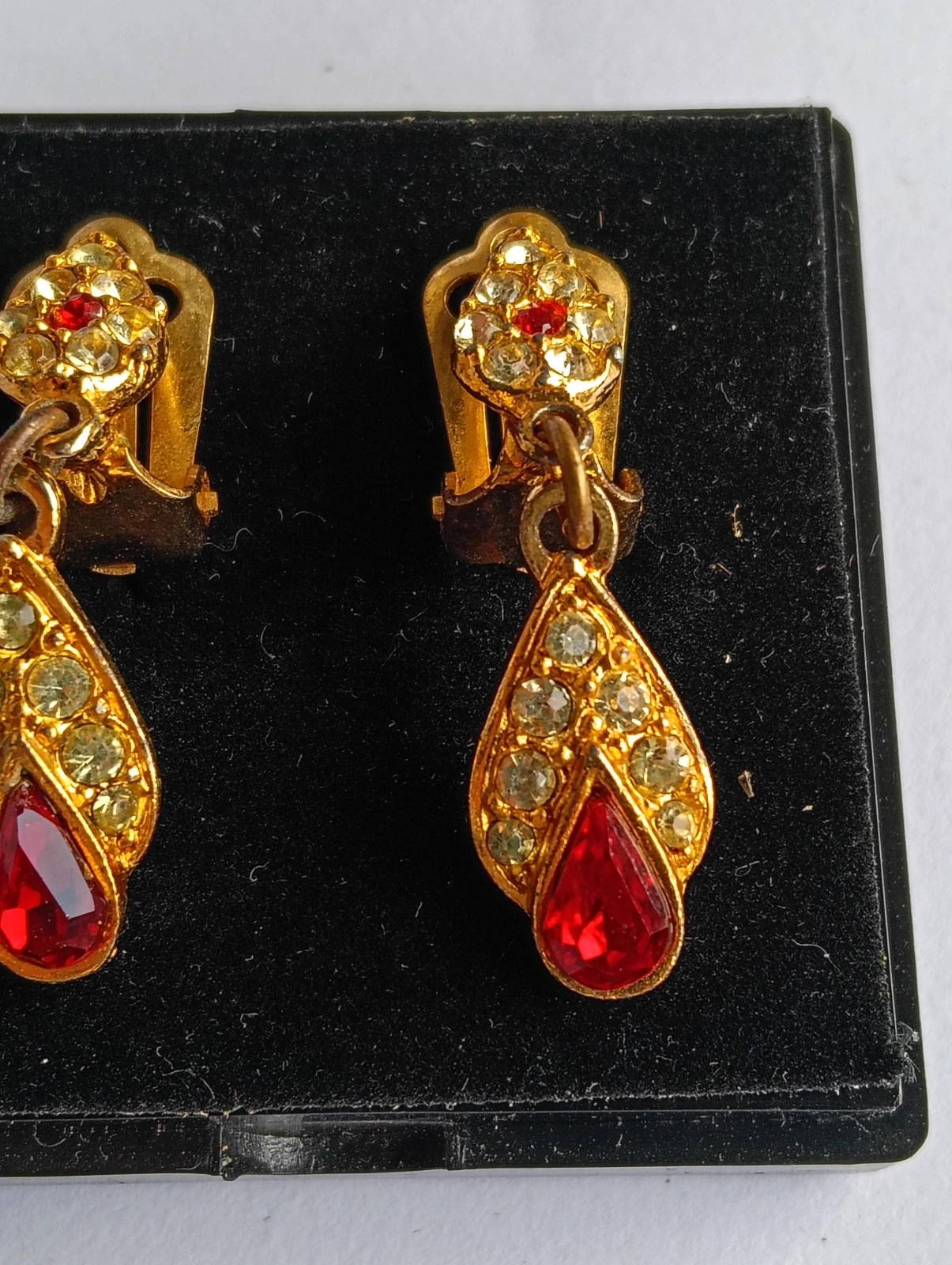 Hollywood regency earrings Boucles d'oreilles Pendientes antiguos con piedras rojas – Vintage De Luxe 3
