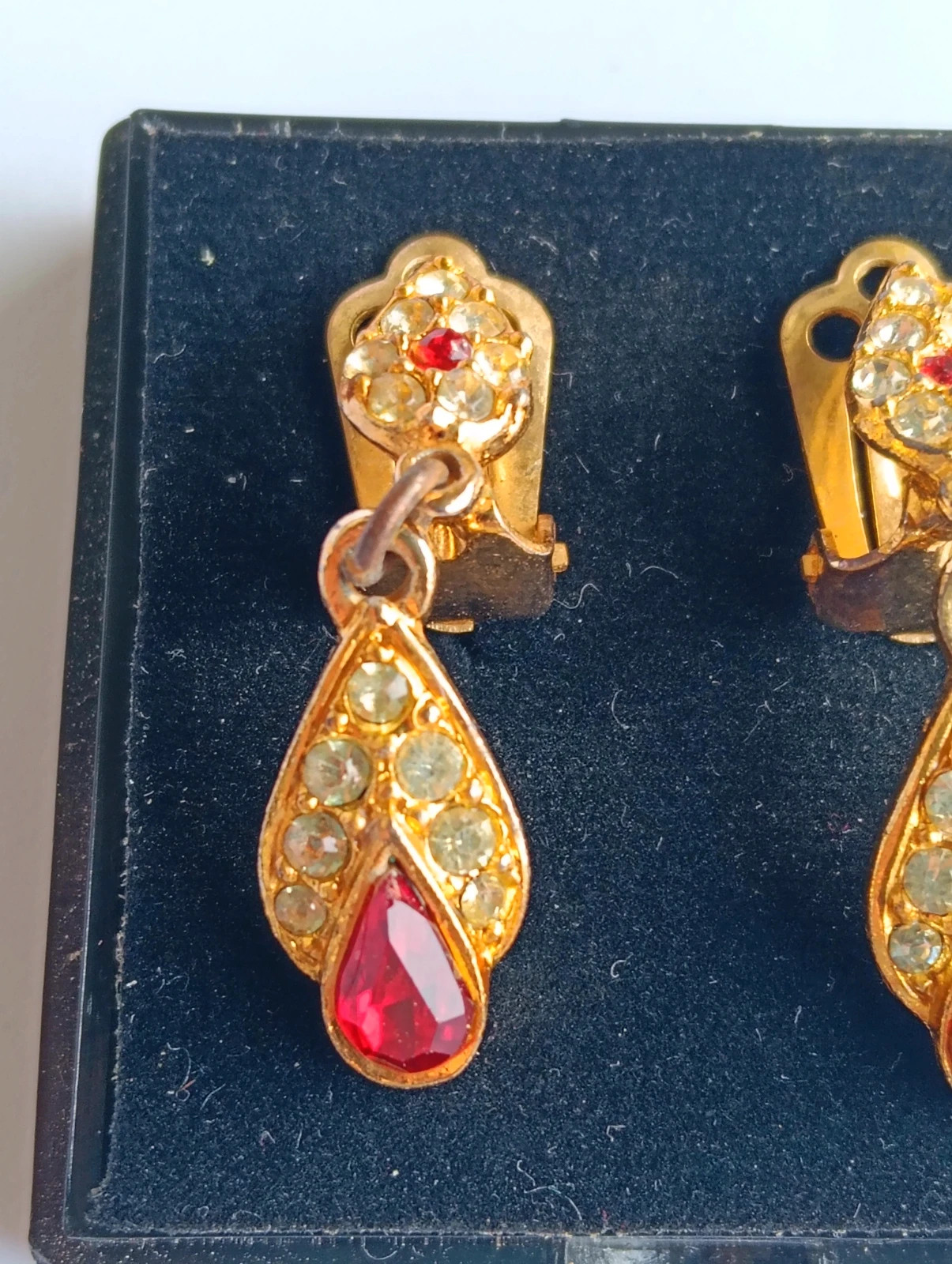 Hollywood regency earrings Boucles d'oreilles Pendientes antiguos con piedras rojas – Vintage De Luxe 4