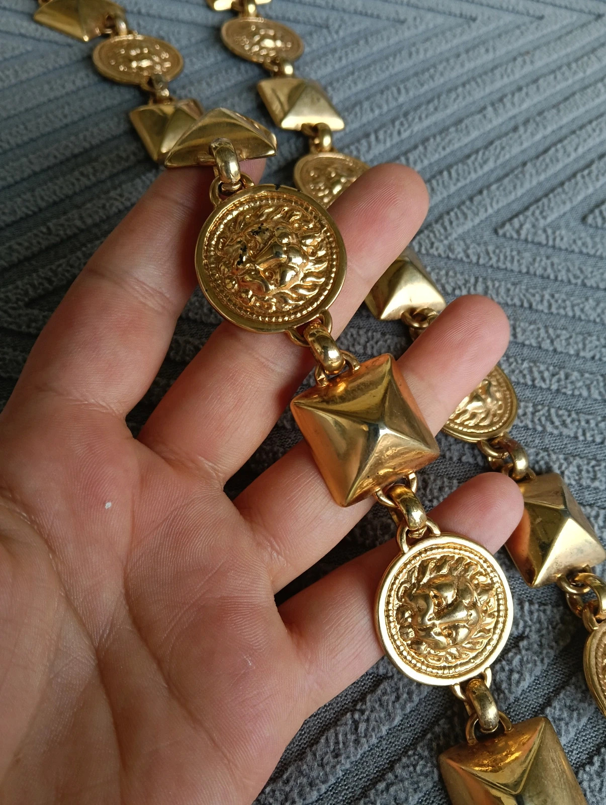 Vintage 90s gold tone medallion lion stud statement chain belt gold plated – Vintage Dressing – taille 90 cm 3
