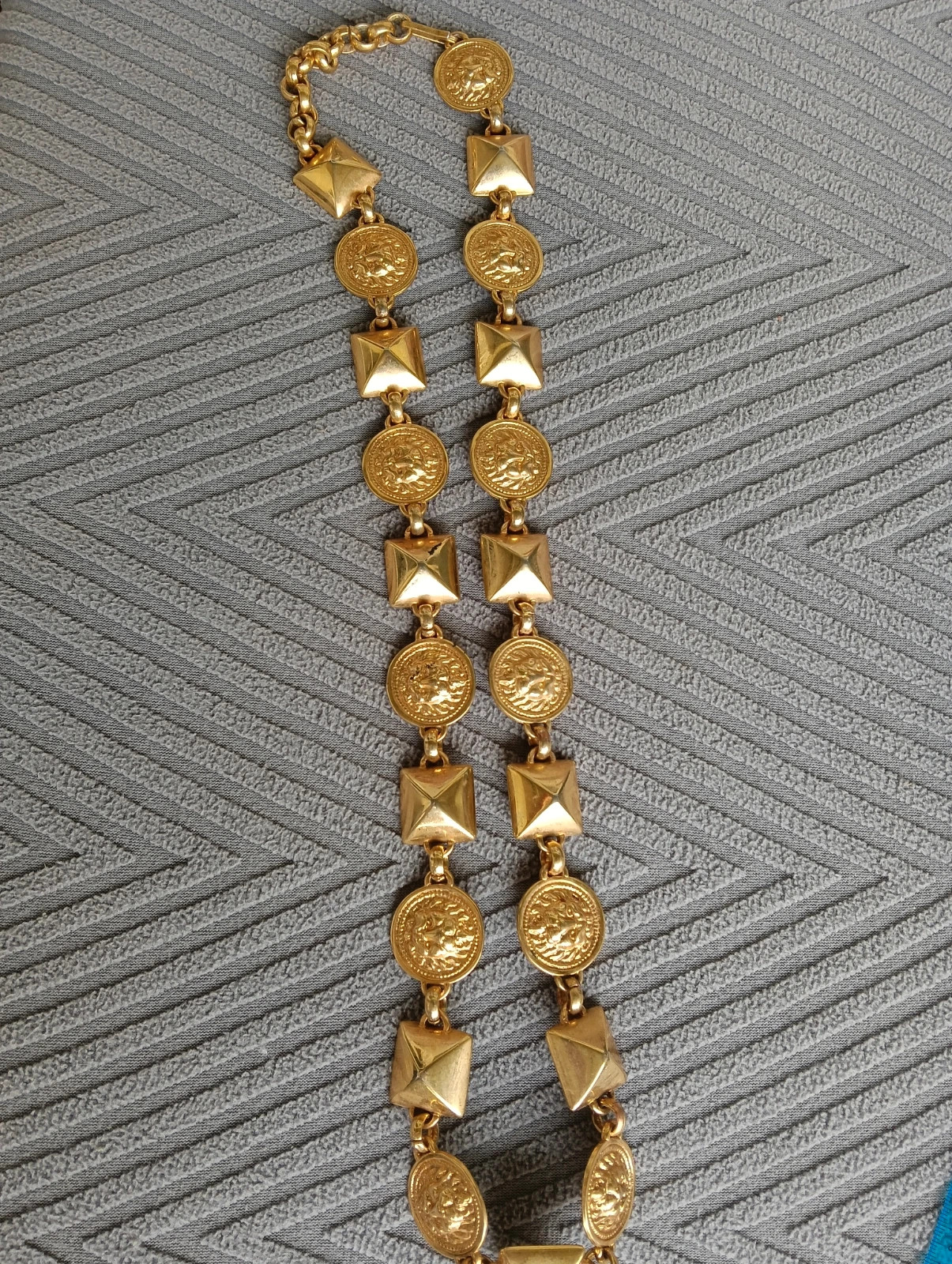 Vintage 90s gold tone medallion lion stud statement chain belt gold plated – Vintage Dressing – taille 90 cm 4