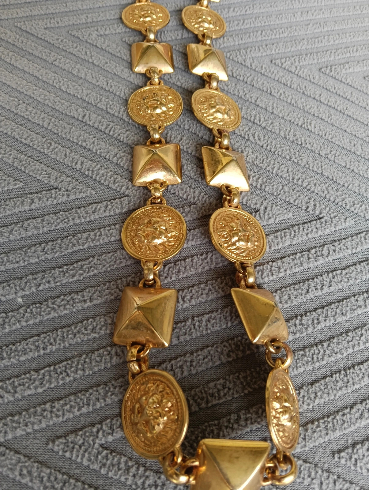 Vintage 90s gold tone medallion lion stud statement chain belt gold plated – Vintage Dressing – taille 90 cm 5