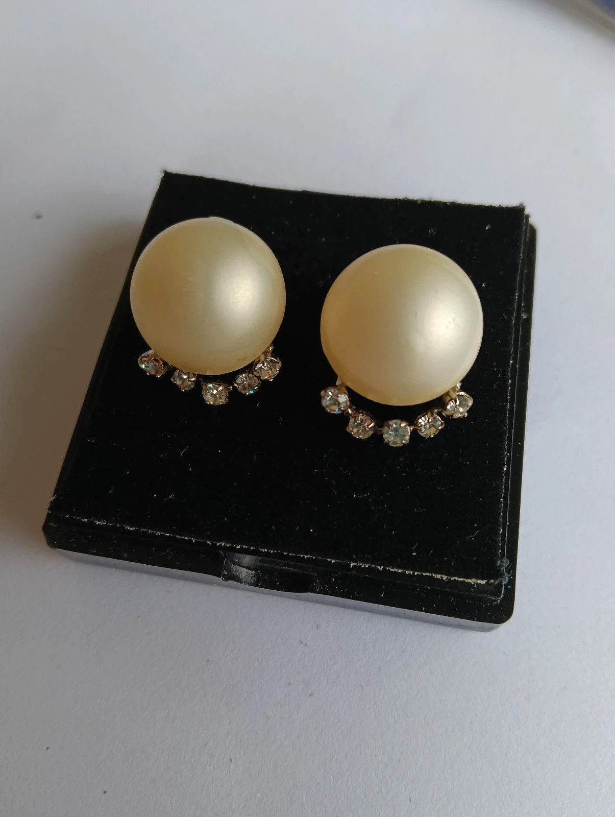 Faux pearl earrings by David Grau Vintage pendientes de perlas falsa Boucles d'oreilles