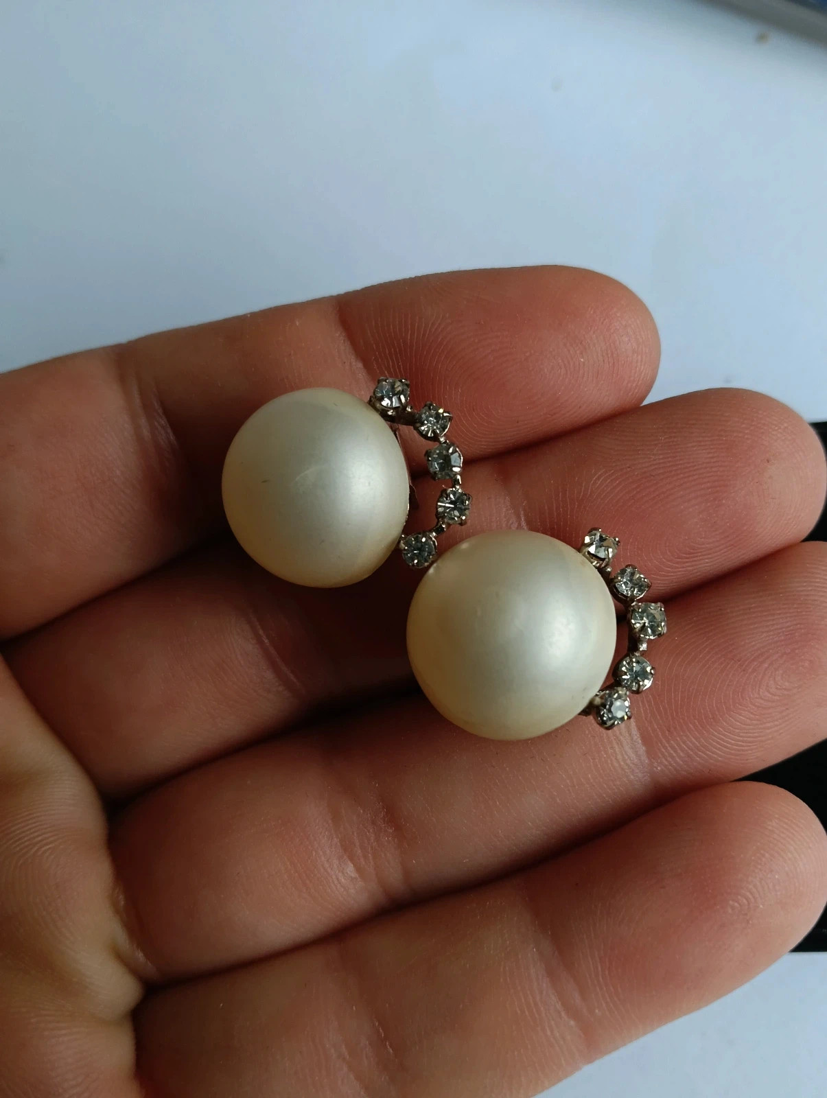 Faux pearl earrings by David Grau Vintage pendientes de perlas falsa Boucles d'oreilles – DAVID GRAU 2