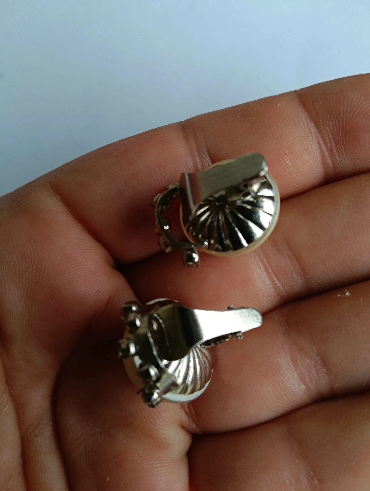 Faux pearl earrings by David Grau Vintage pendientes de perlas falsa Boucles d'oreilles – DAVID GRAU 3
